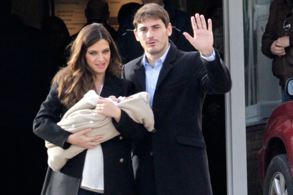 Iker Casillas y Sara Carbonero con su hijo recién nacido, Martín.
