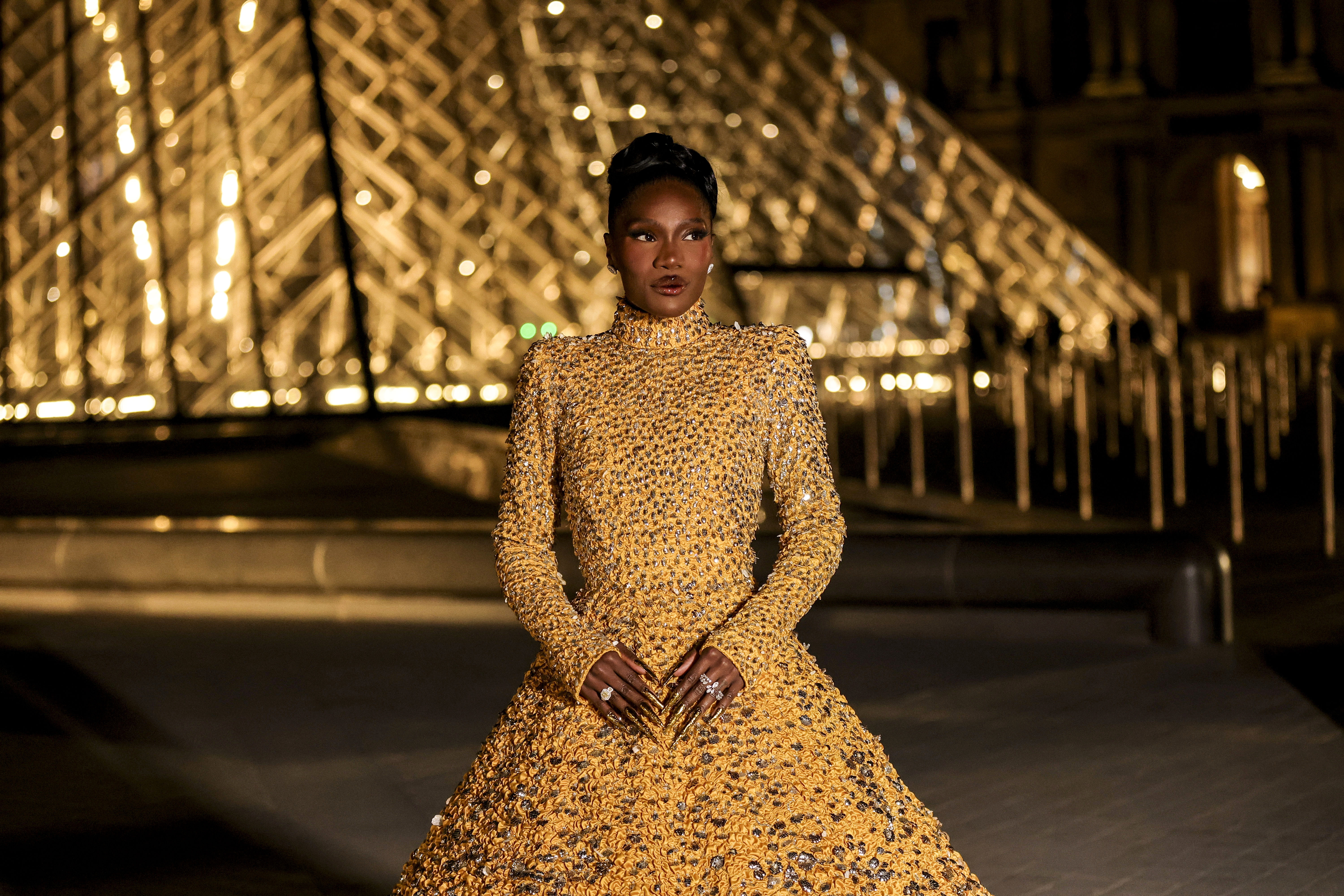 Paris (France), 04/03/2025.- US singer Doechii arrives for the 'Le Grand Diner du Louvre' at the Louvre Museum in Paris, France, 04 March 2025. The Louvre Museum is hosting the gala dinner to mark the official opening of Paris Fashion Week and to raise funds to support the Louvre's restoration projects, educational programs, and initiatives aimed at making the museum more accessible to a broader audience. (Moda, Francia) EFE/EPA/TERESA SUAREZ
