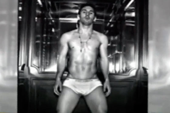 Messi se quita la pantaloneta y posa muy sexy por una buena causa