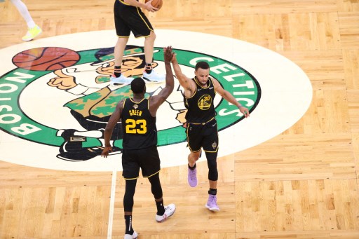 Golden State venció a Boston y empató la final de la NBA