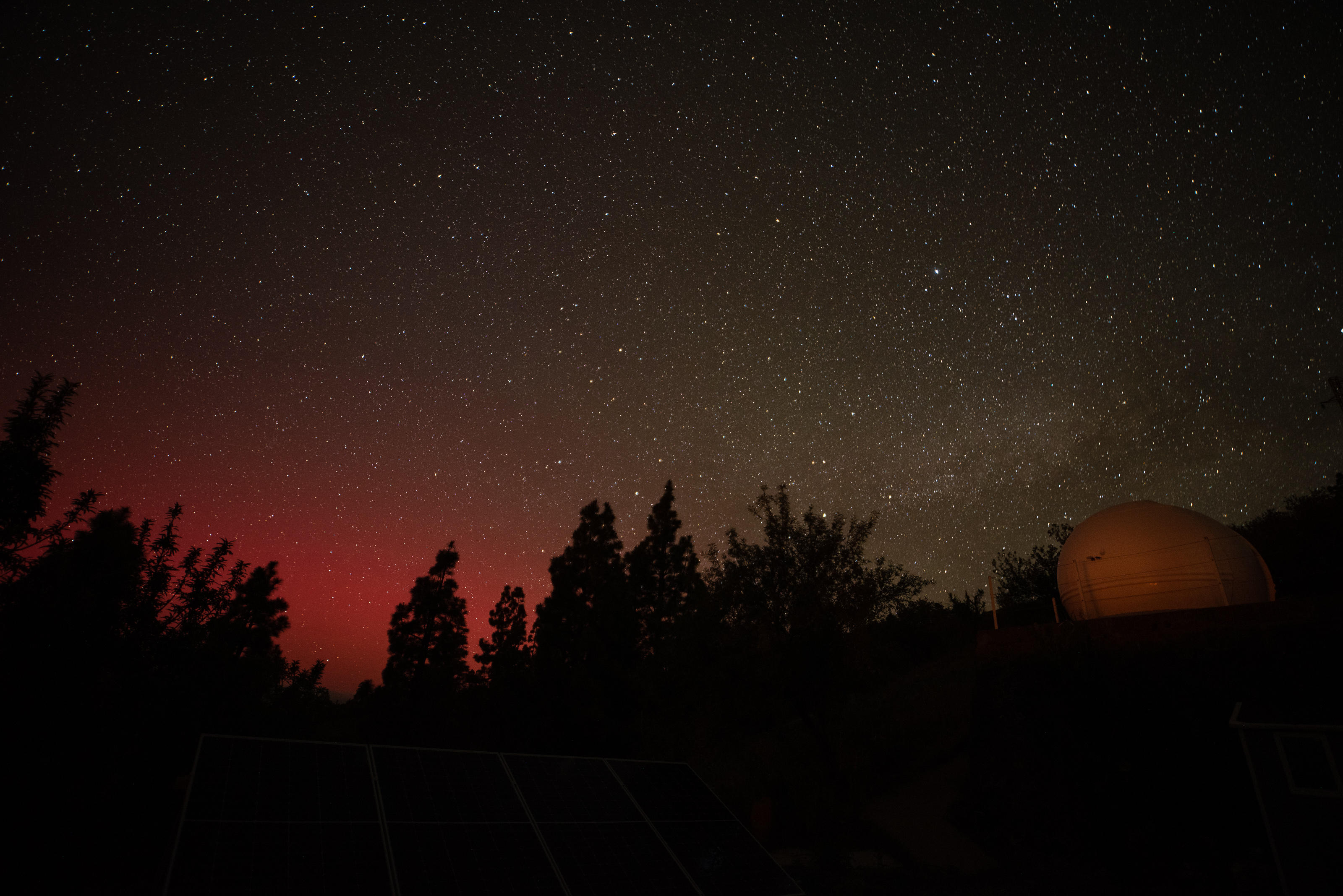 LA PALMA, 11/05/2024.- La tormenta solar de este viernes ha dejado insólitas imágenes de Aurora boleares en Canarias a una latitud de 28. EFE/ Miguel Calero