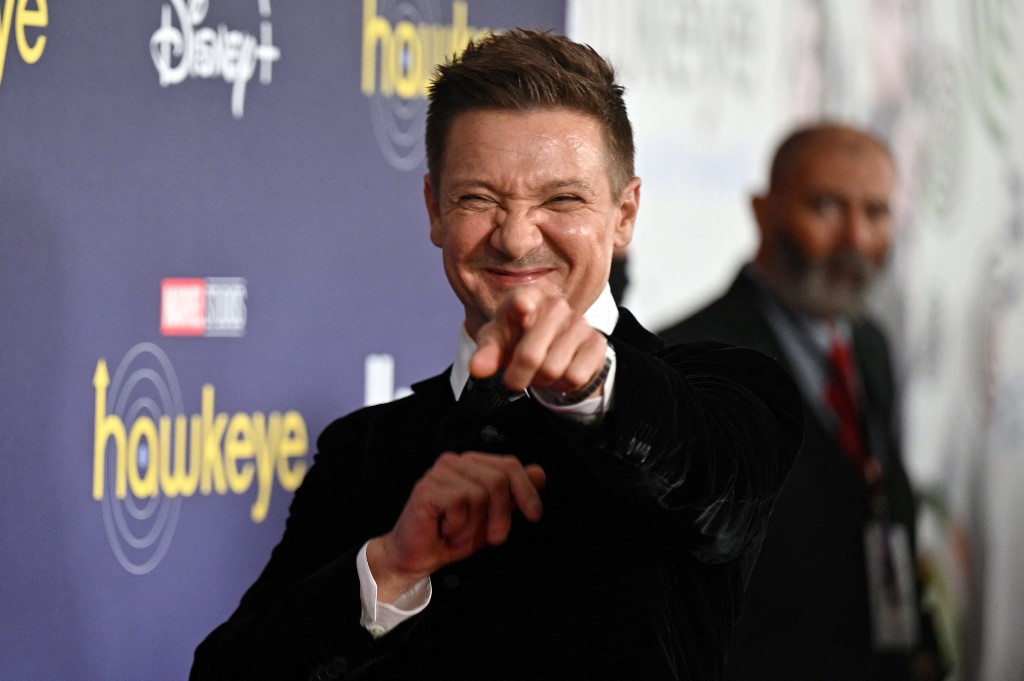Jeremy Renner publica emotivo video junto a su familia mientras está en la UCI