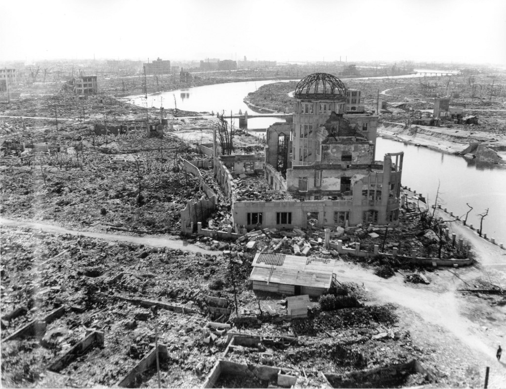 Esta foto de archivo de folleto tomada en noviembre de 1945 por el Ejército de los EE. UU. Y publicada por el Museo Memorial de la Paz de Hiroshima muestra el Domo de la bomba atómica, tres meses después de que la bomba atómica fue arrojada por el bombardero B-29 Enola Gay sobre la ciudad de Hiroshima.