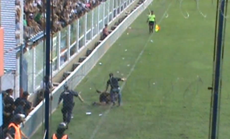 Hincha salta al campo en partido de Boca y termina en el hospital