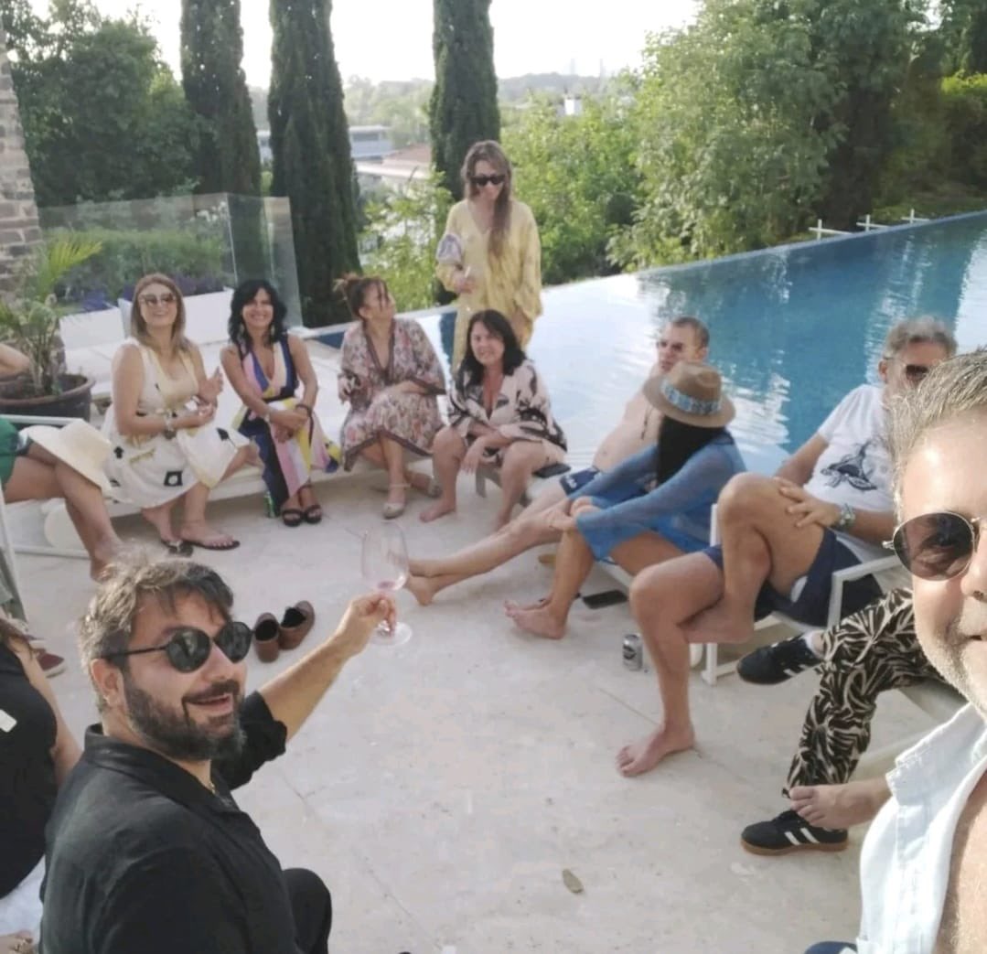 Imagen de la reunión social por la que es criticada.