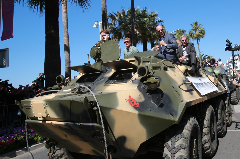 En tanques de guerra llegan «Los Indestructibles  3» a Cannes