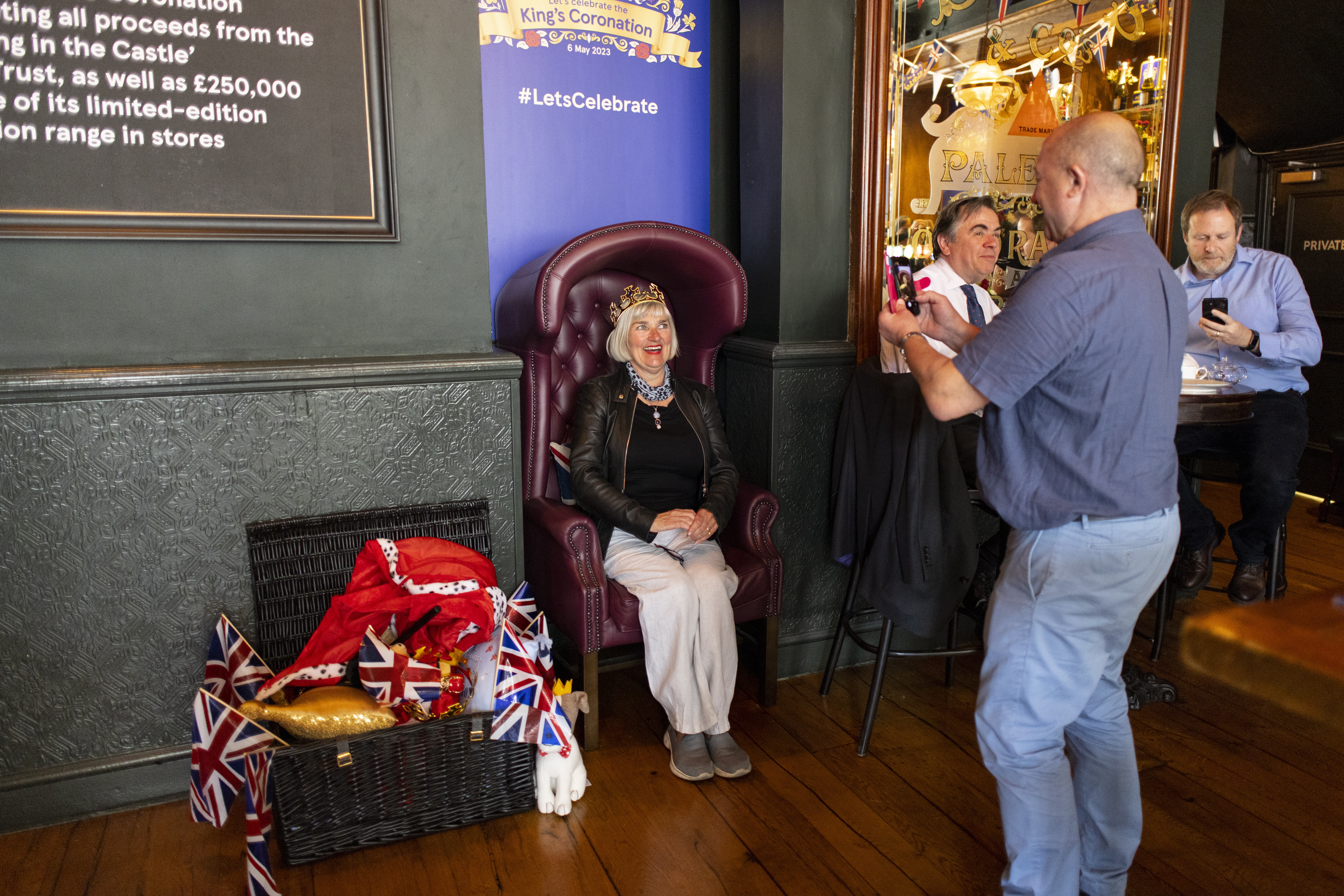 London (United Kingdom), 04/05/2023.- A woman poses for a picture at supermarket chain Tesco's coronation-themed pub to mark the coronation of Britain's King Charles III, in London, Britain, 04 May 2023. The King in the Castle pub in Farringdon serves a special coronation-themed menu on May 04 and 05 with all proceeds going to The Prince's Trust charity. (Abierto, Reino Unido, Londres) EFE/EPA/TOLGA AKMEN