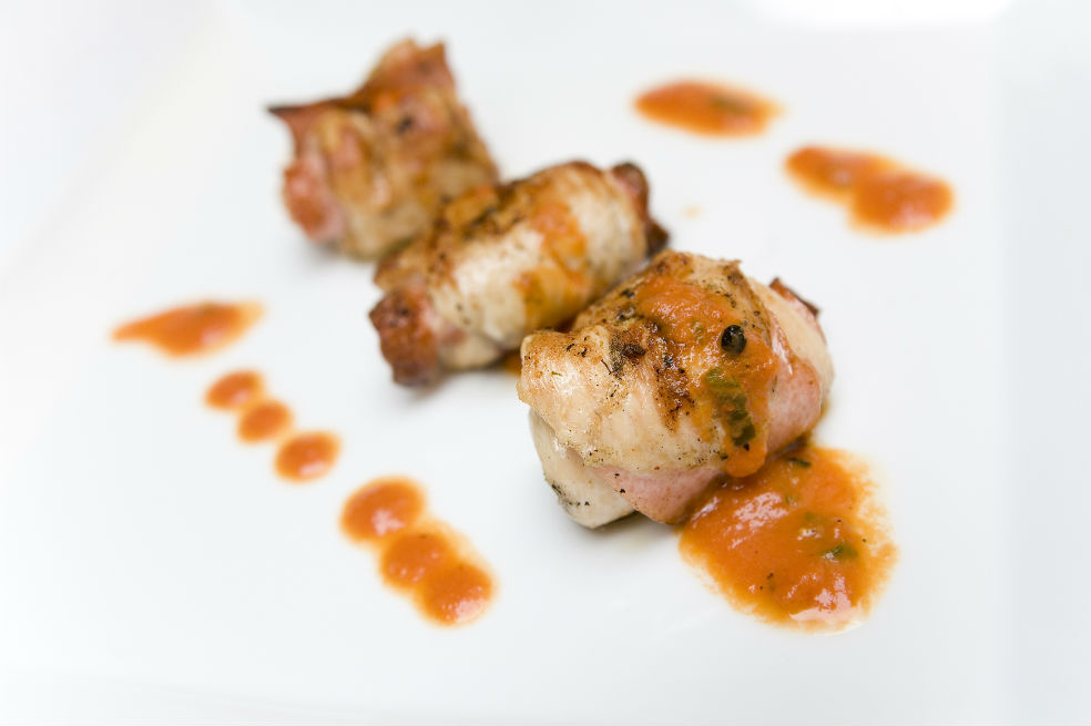 Receta de día: rollos de pollo asado con salsa de pimentón