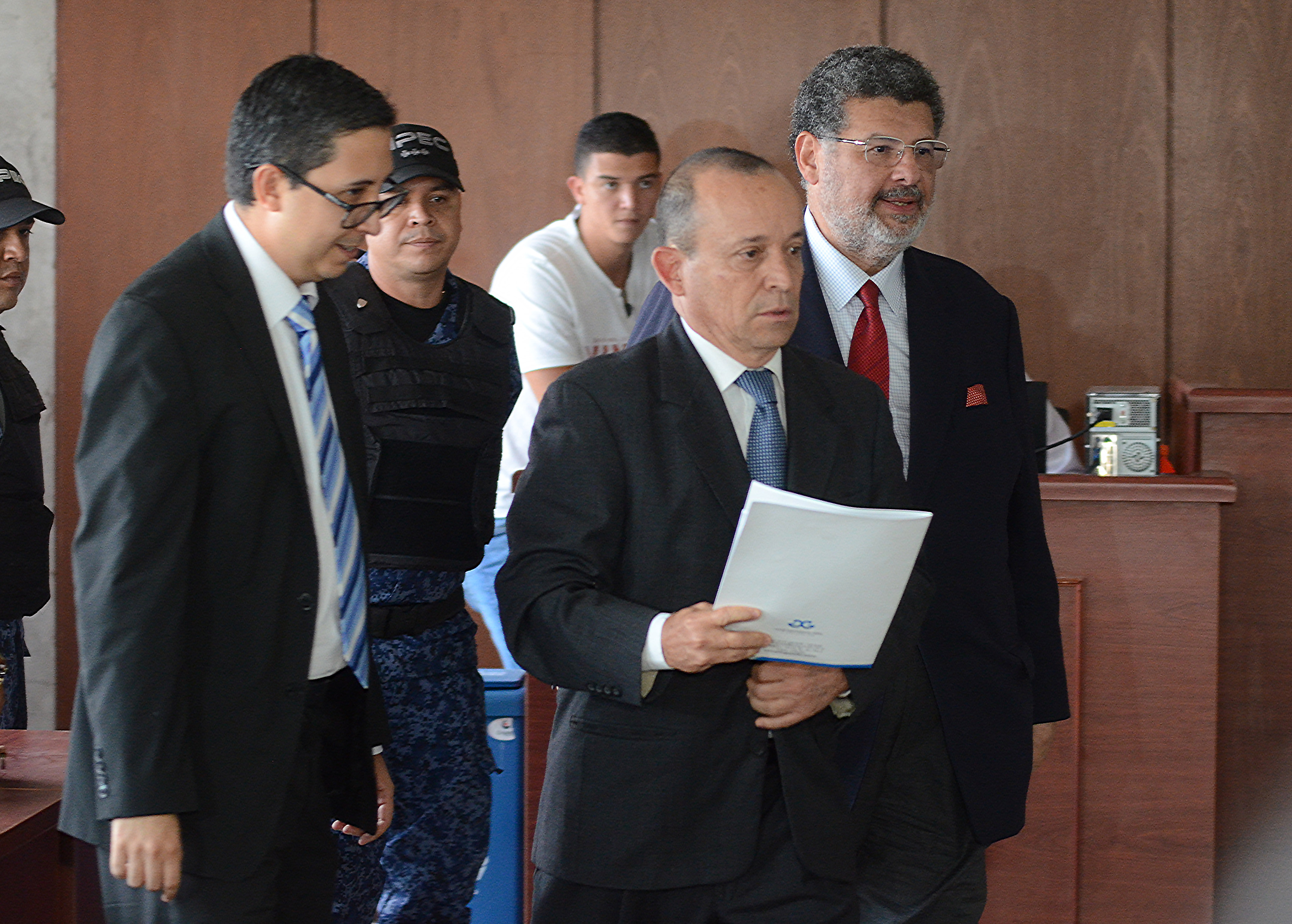 Según NYT, tres testigos vincularían a Santiago Uribe con el grupo Los 12 Apóstoles