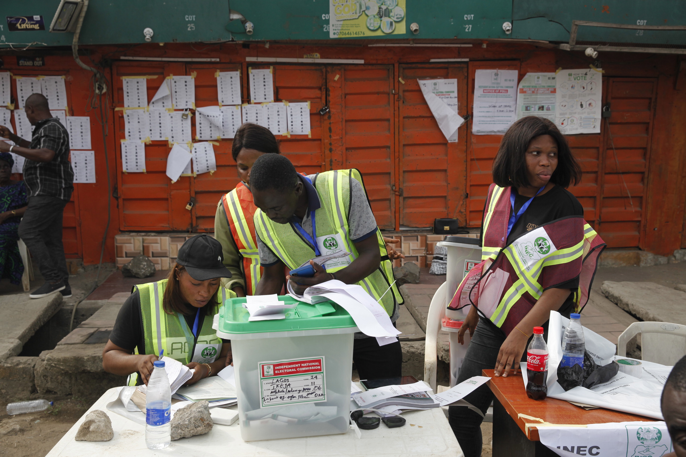 Crecen el temor de fraude en Nigeria por lento conteo en las elecciones