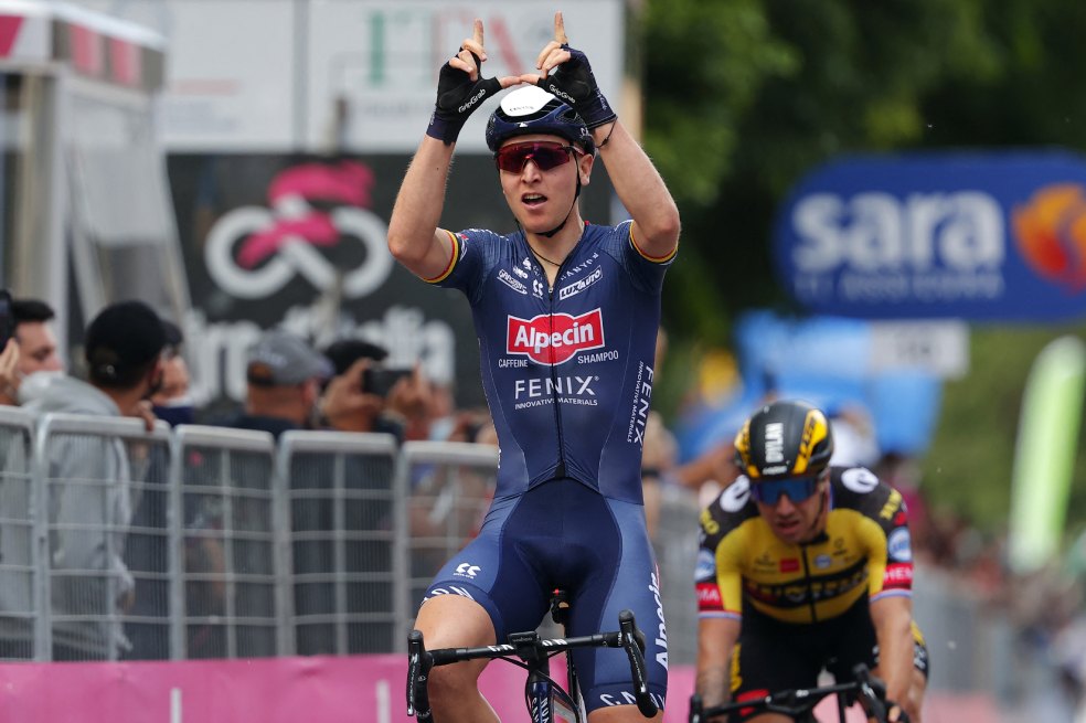 Molano se confunde, Gaviria contra las vallas y Merlier gana en el Giro