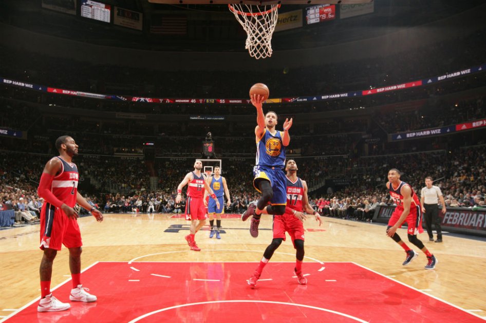 Curry anotó 36 de los 51 puntos en la primera mitad del partido que los Warriors ganaron de visitantes 121-134 a los Wizards de Washington. Foto: AFP