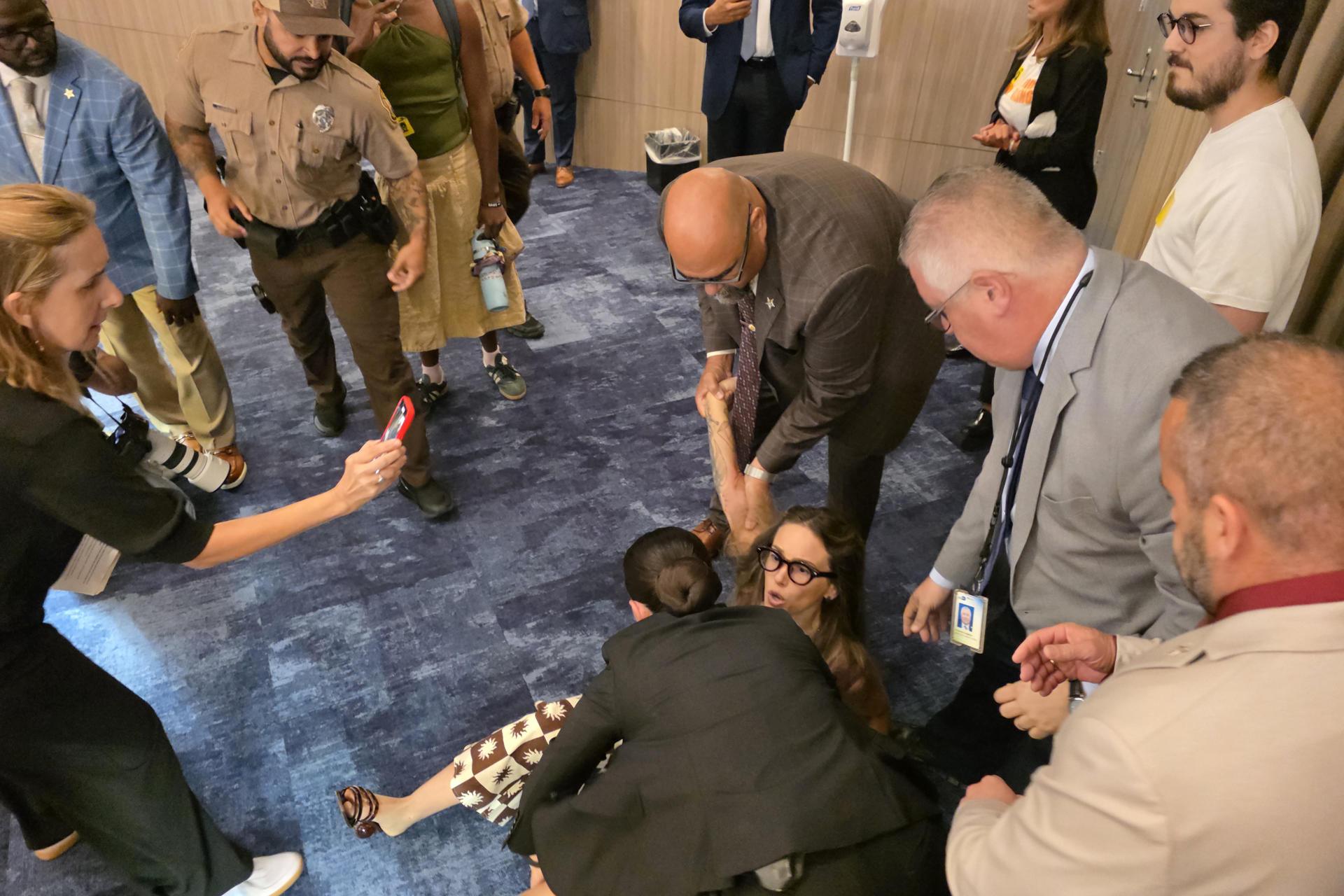 “Nos maltrataron”: denuncian violencia con opositores del acuerdo de Miami con ICE
