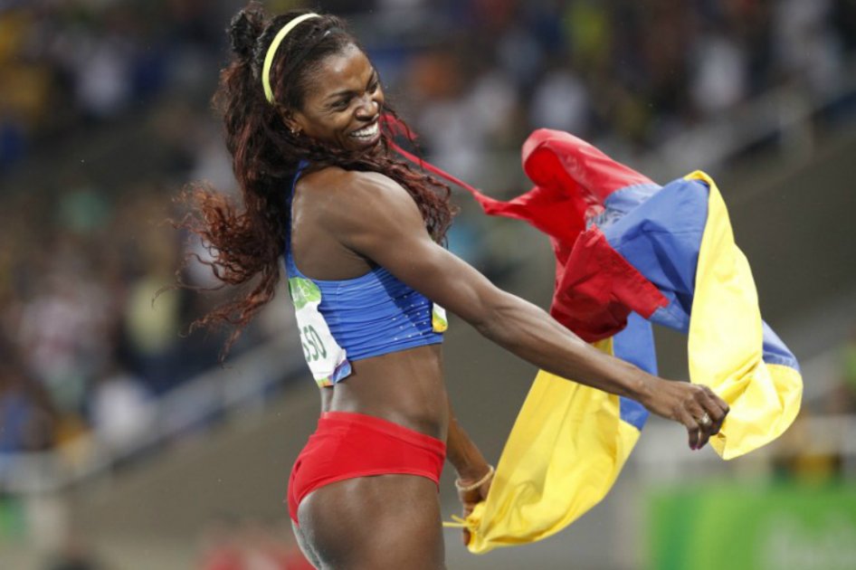 Caterine Ibargüen celebrando su medalla de oro en Río 2016. / AFP