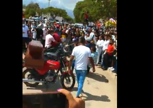 Acrobacias en motos y baile de champeta durante sepelio en Barrancas (La Guajira)