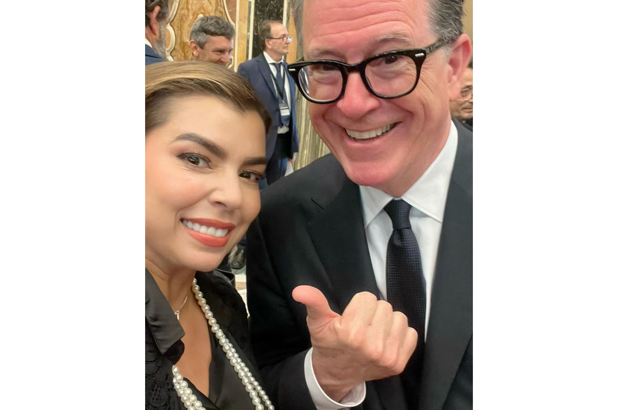 Liss Pereira junto al presentador y comediante Stephen Colbert.