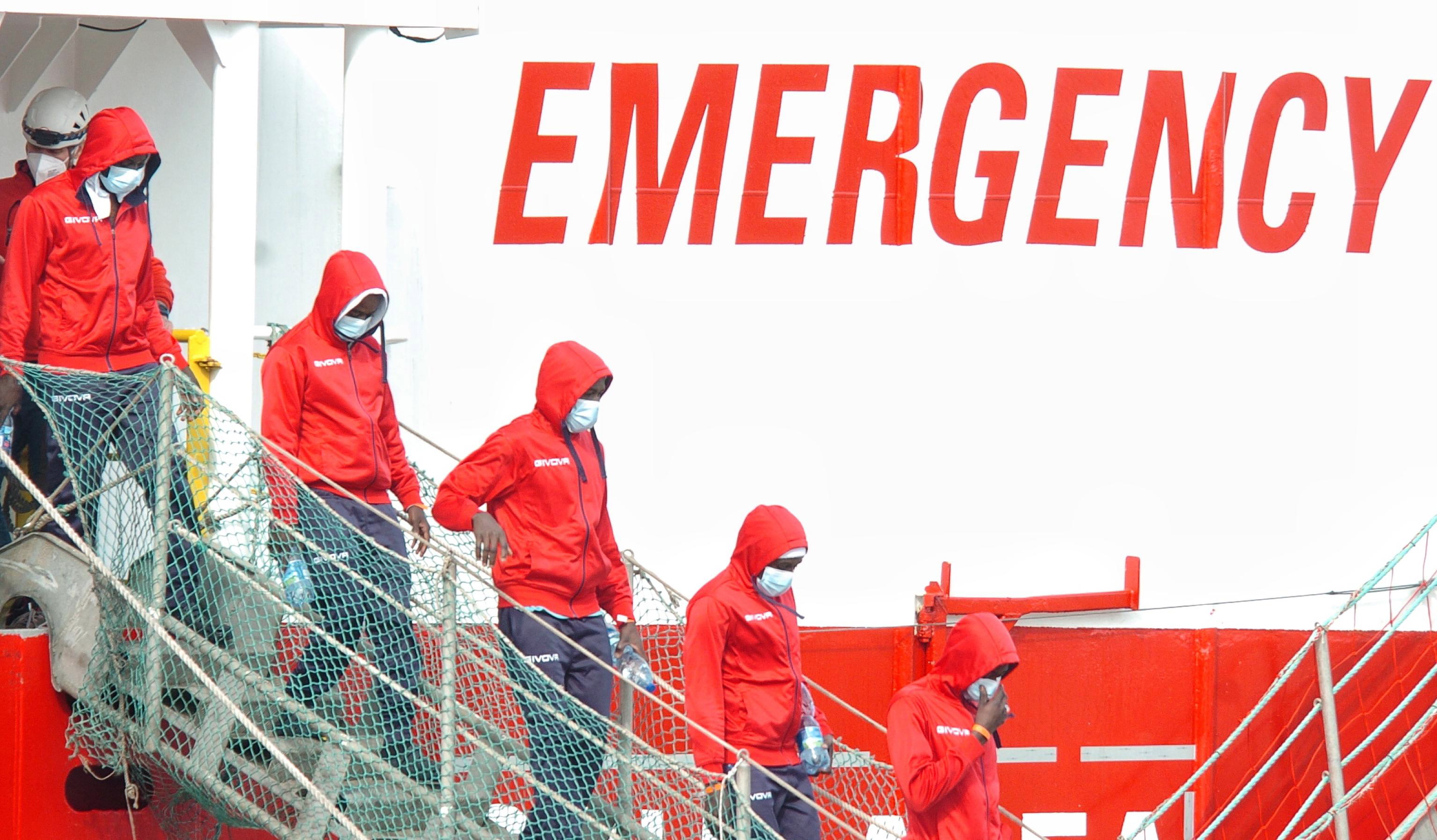 Italia rescató a centenares de migrantes en peligro de naufragar
