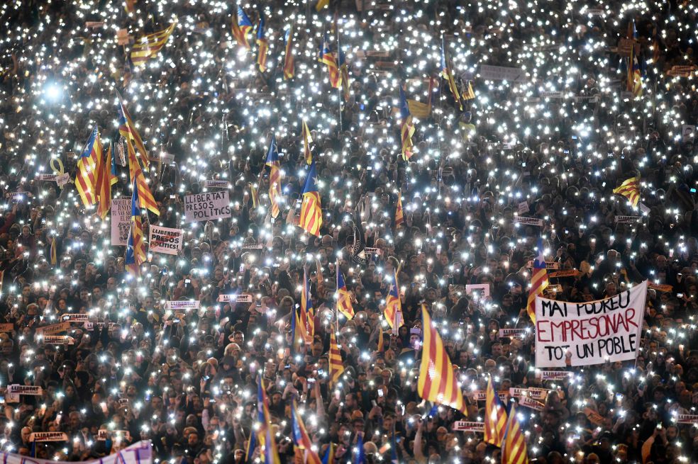 La crisis catalana evidenció profundas divisiones en el pueblo español.  / AFP