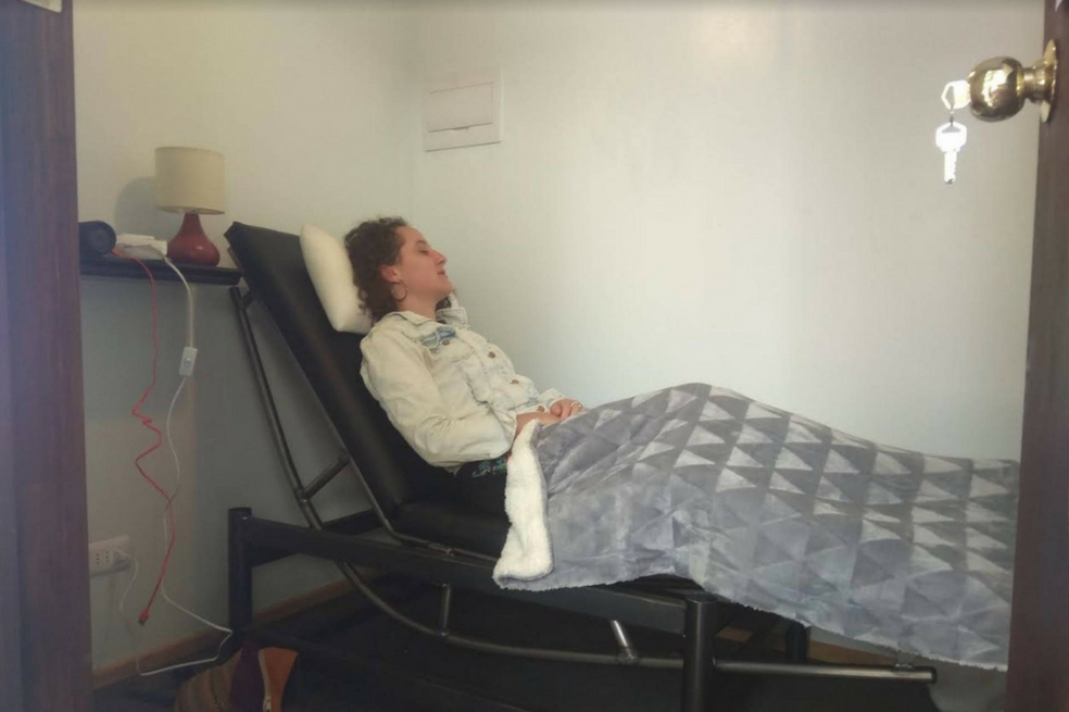 Dormir 30 minutos entre clase y clase, el experimento de una universidad en Chile