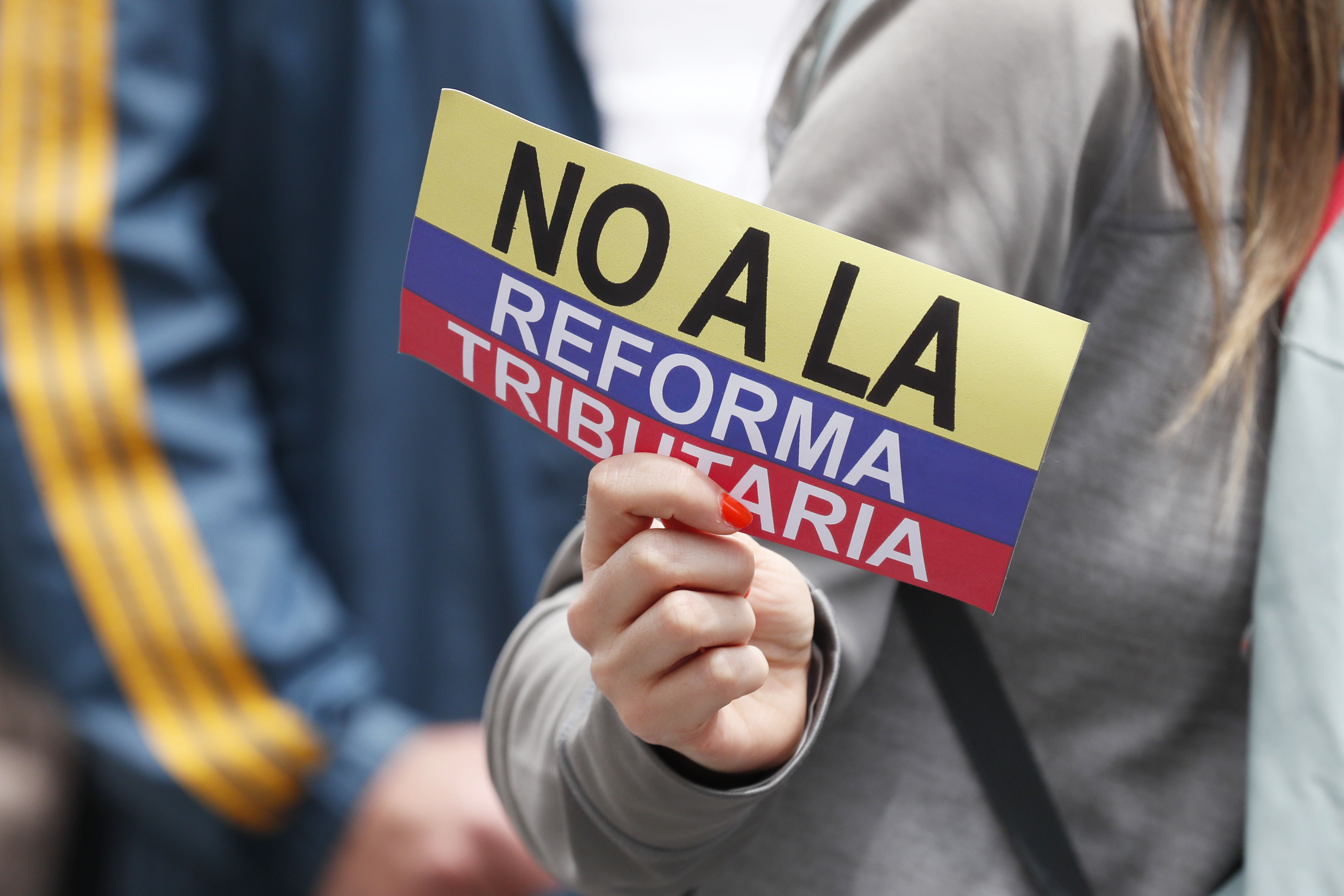 BOG400. BOGOTÁ (COLOMBIA), 29/10/2022.- Personas participan hoy de una jornada de protesta contra el Gobierno de Gustavo Petro, en Bogotá (Colombia). Partidos de la oposición y otros sectores de la sociedad convocaron para este sábado una nueva jornada de manifestación llamada Gran Marcha Nacional, para rechazar las reformas que adelanta el nuevo Gobierno. EFE/Carlos Ortega
