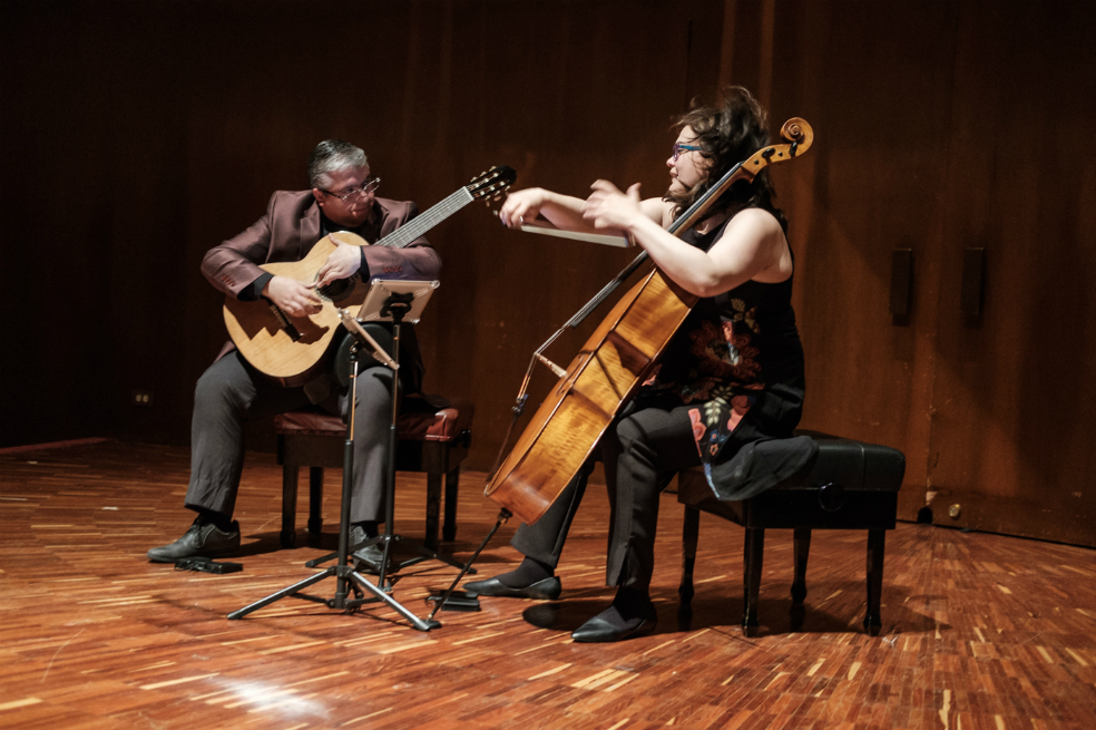 La violonchelista venezolana Cecilia Palma y el guitarrista colombiano Edwin Guevara, integrantes del Dúo Villa-Lobos, lanzaron su primera disco en la Sala de Conciertos de la Biblioteca Luis Ángel Arango.  / Gabriel Rojas © Banco de la República