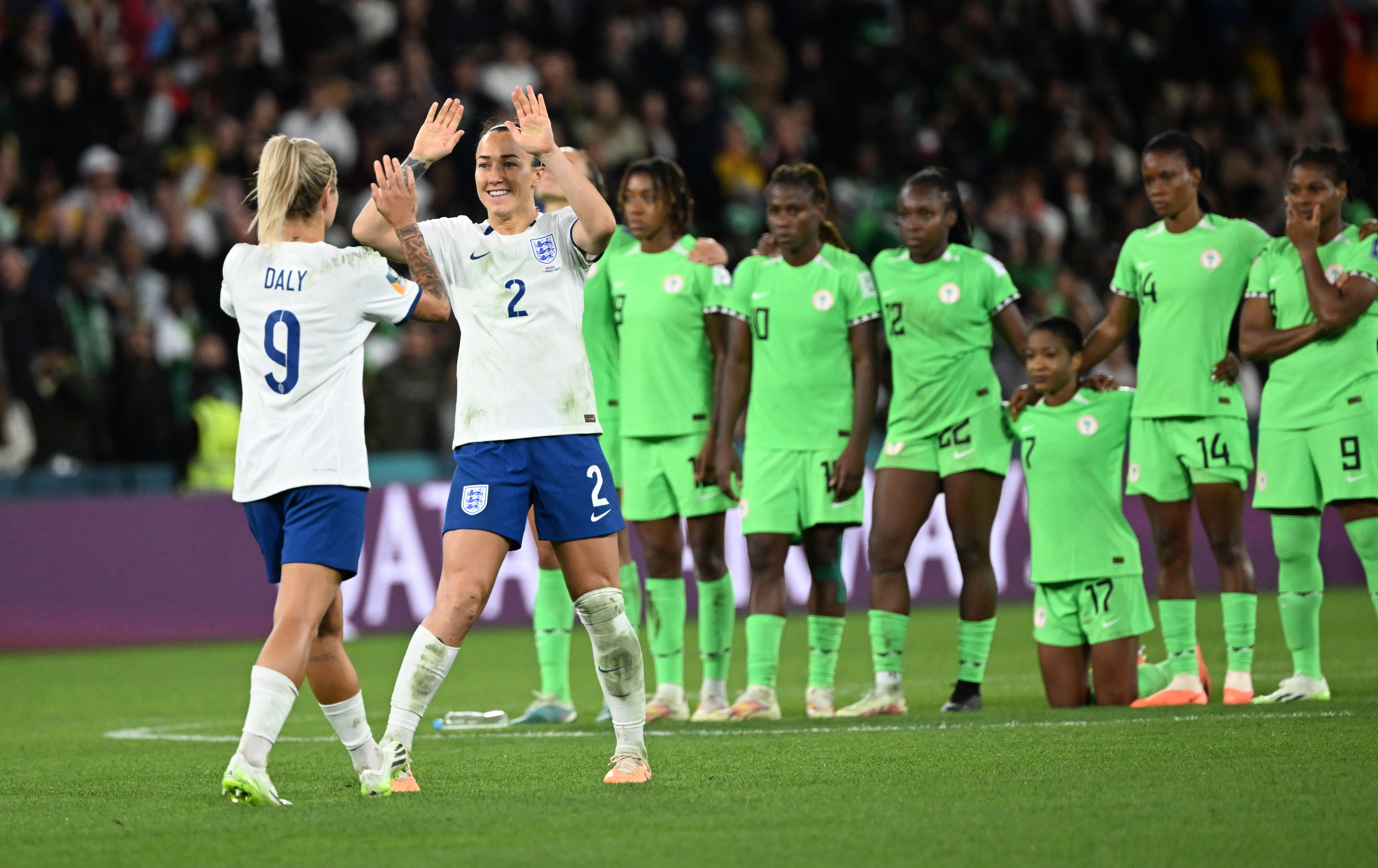 Brisbane (Australia), 07/08/2023.- Rachel Daly (left) and Lucy Bronze of England celebrate a goal during the penalty shoot-out in the FIFA Women's World Cup 2023 Round of 16 soccer match between England and Nigeria at Brisbane Rectangular Stadium in Brisbane, Australia, 07 August 2023. (Mundial de Fútbol) EFE/EPA/DARREN ENGLAND EDITORIAL USE ONLY AUSTRALIA AND NEW ZEALAND OUT
