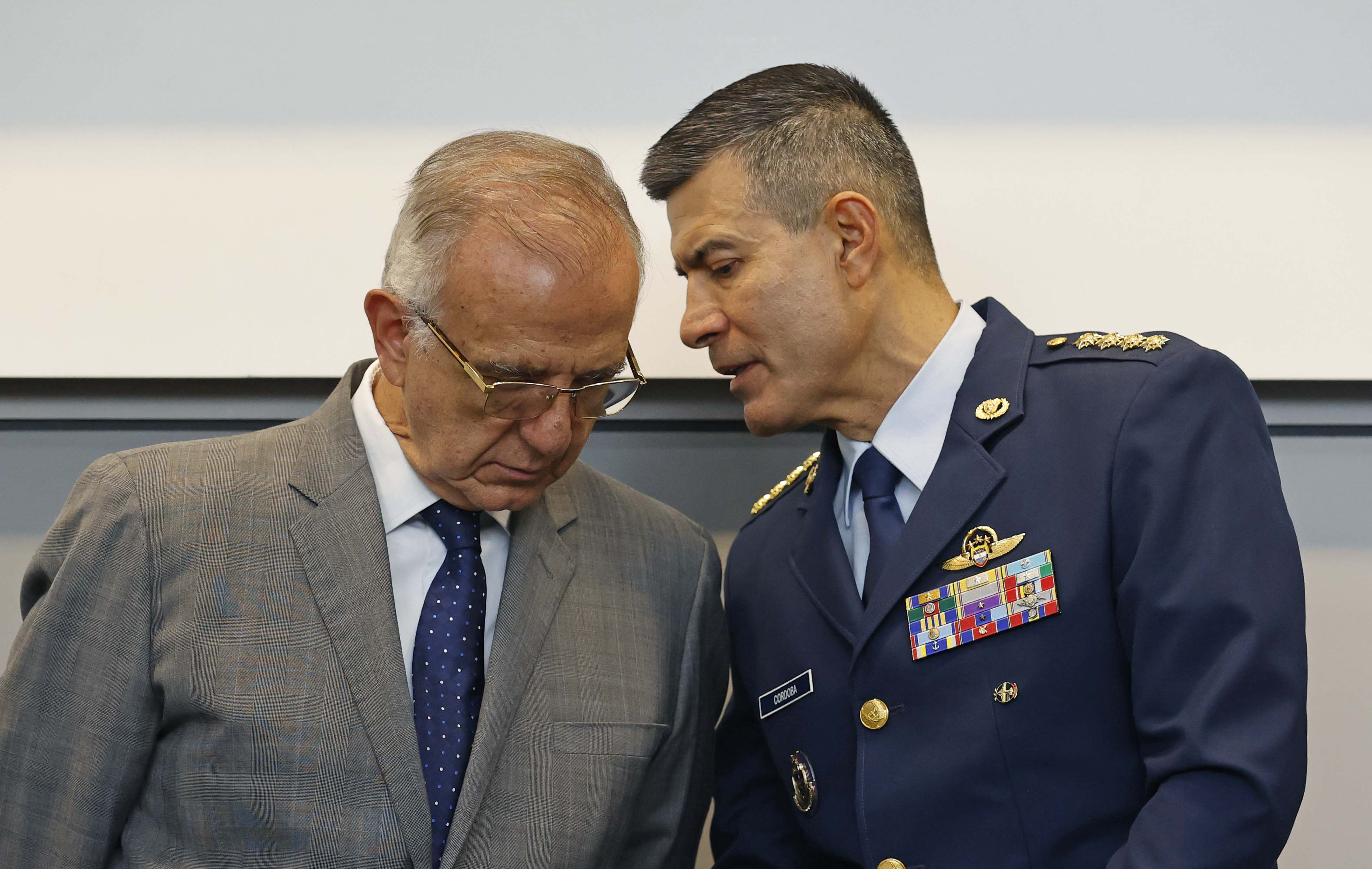 BOG200. BOGOTÁ (COLOMBIA), 05/11/2024.- El Comandante de la Fuerza Aérea, General Luis Carlos Córdoba, habla con el ministro de la Defensa de Colombia, Iván Velásquez, durante una rueda de prensa este martes en Bogotá (Colombia). El Gobierno colombiano realizó una reorganización de las Fuerzas Militares, que incluyó la creación de cuatro fuerzas de despliegue rápido con lo que busca mejores resultados en la lucha contra el delito y ofrecer mayor protección a la población civil en el país. EFE/Mauricio Dueñas Castañeda