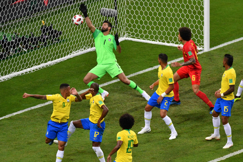 El brasileño Fernandinho se convirtió en el autor del onceavo gol en propia puerta de la actual Copa Mundo. / AFP