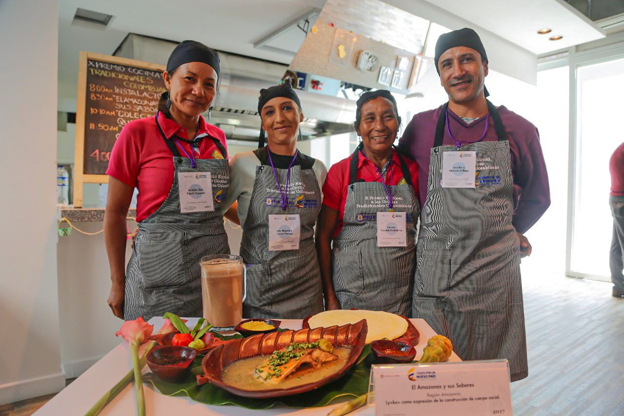 El equipo ganador del Premio Nacional de Cocinas Tradicionales en 2017, de izquierda a derecha: Anitalia Pijachi, lideresa indígena; Aleja Currea, bióloga; doña Eufracia Kuyuedo, sabedora; e Iván Quiceno, antropólogo.