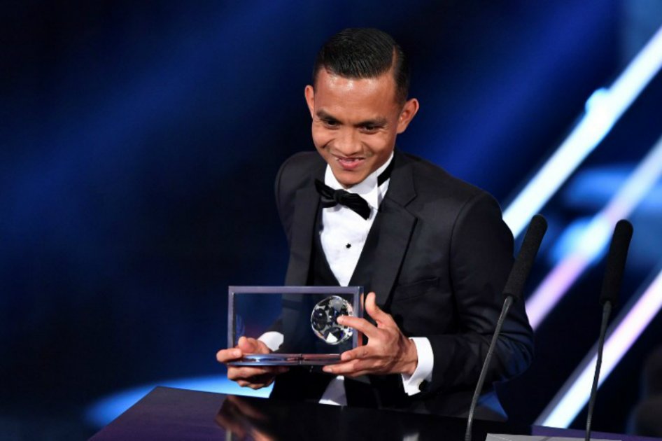 El malayo Mohd Faiz Subri  recibe el premio Puskas, este lunes en la ceremonia de "The Best". / AFP