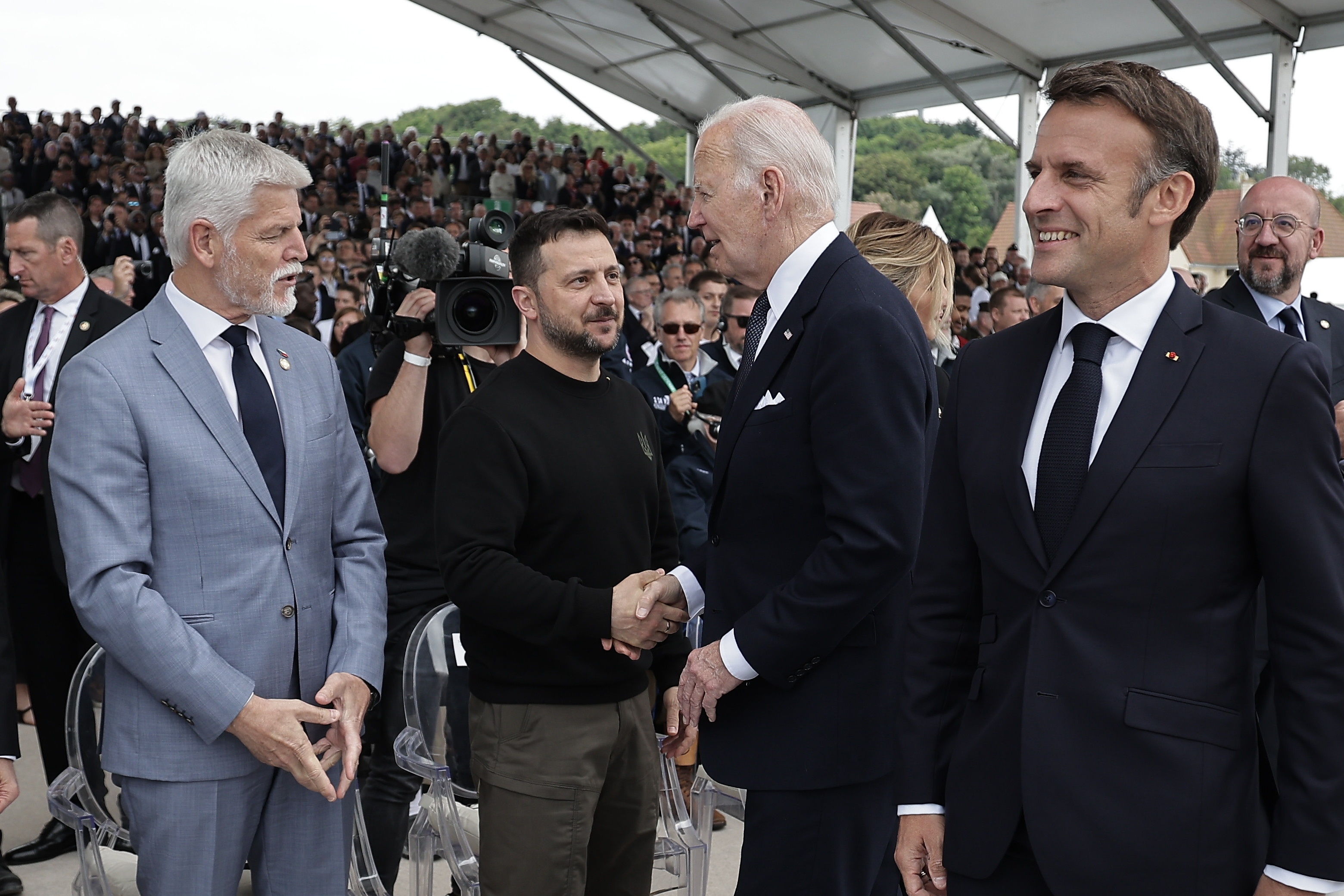 Biden le anunció a Zelenski un paquete de ayuda de US$225 millones para Ucrania
