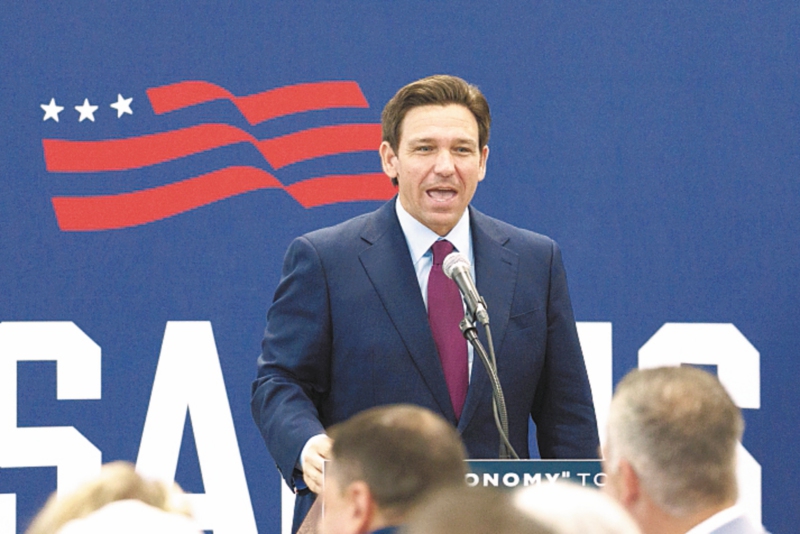 El candidato republicano a la presidencia, el gobernador de Florida, Ron DeSantis, pronuncia un discurso en la corporación de paquetes y entregas, Prep Partners Group, en Rochester, New Hampshire, EE. UU., el 31 de julio de 2023.