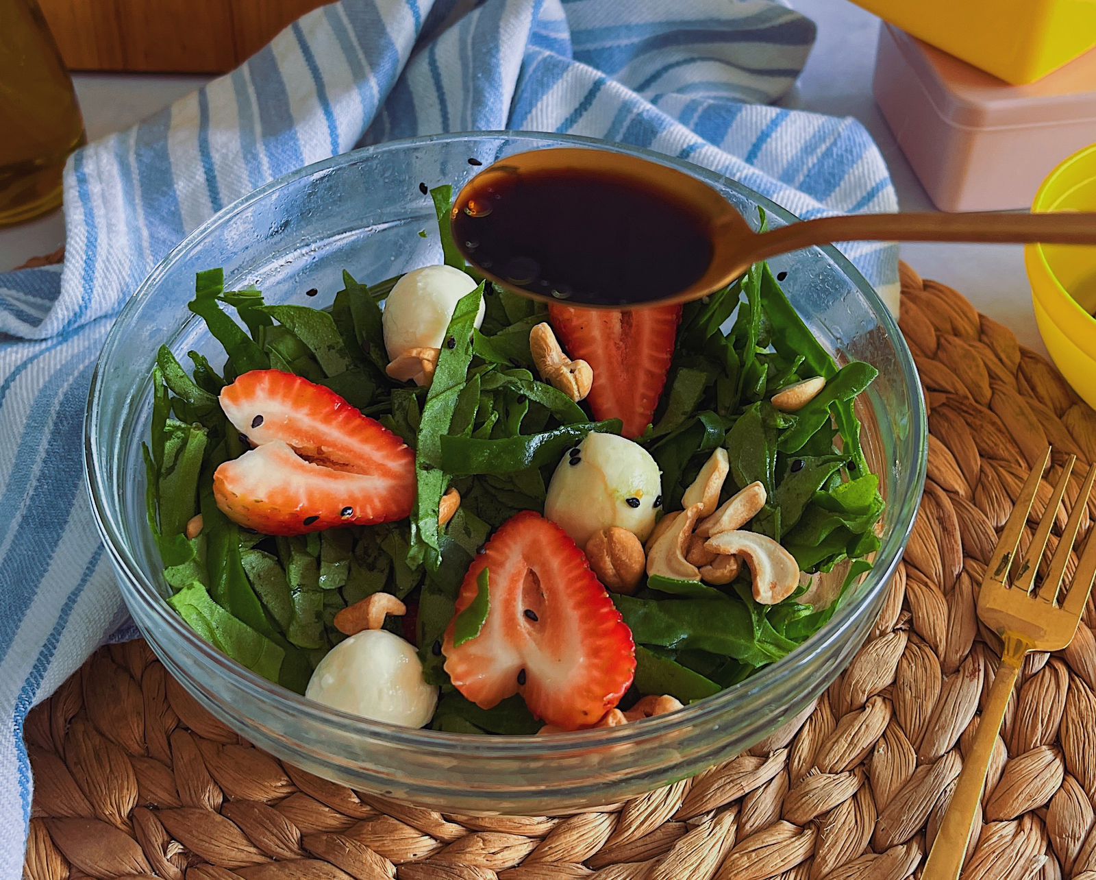 Ensalada de espinacas y fresas, ideal para acompañar el almuerzo