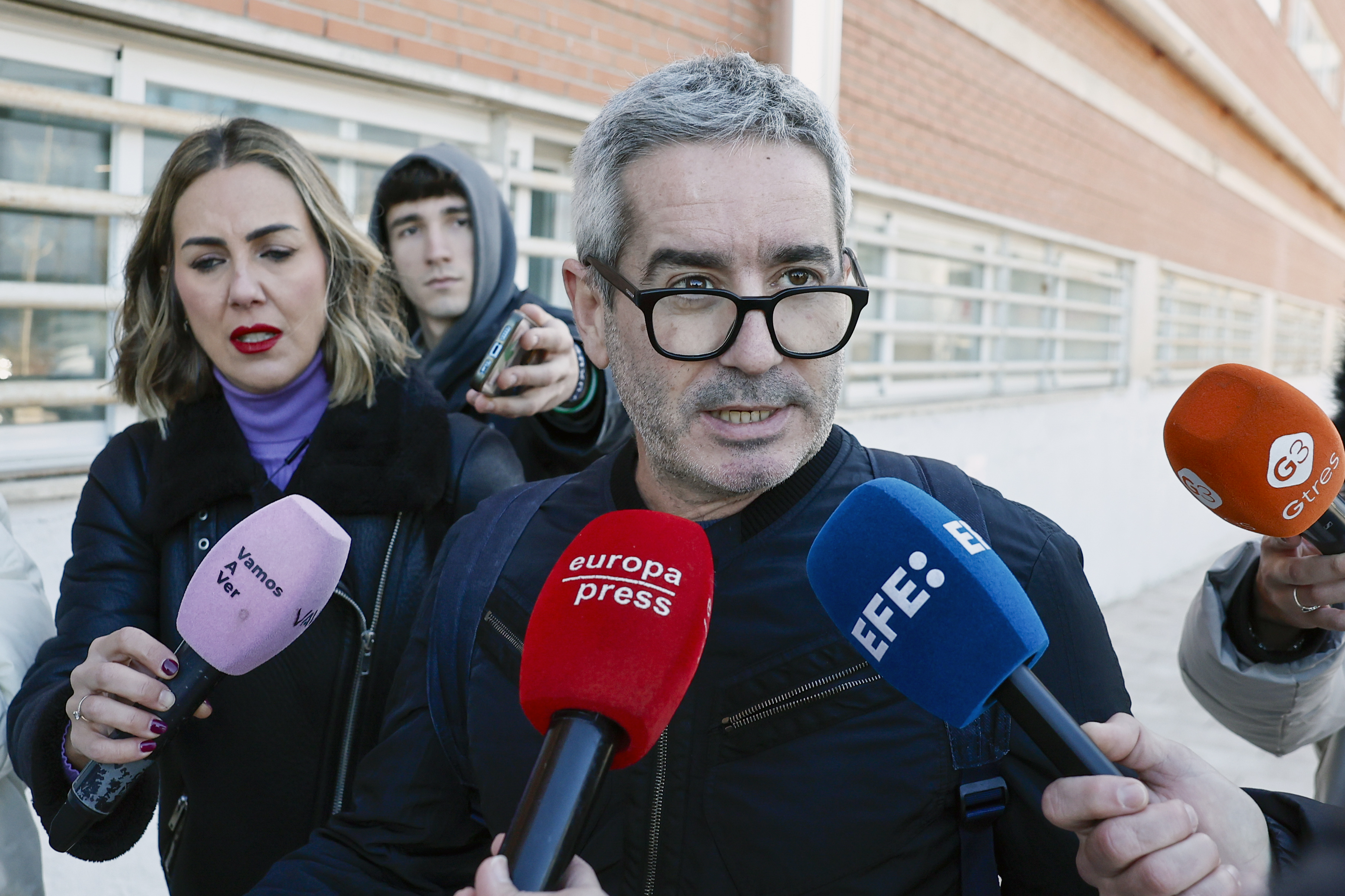 MADRID, 23/12/2024.- Jacobo Martos, hijo del cantante Raphael, se dirige a medios de comunicación a las puertas del Hospital 12 de Octubre en Madrid, este lunes. EFE/ Sergio Pérez