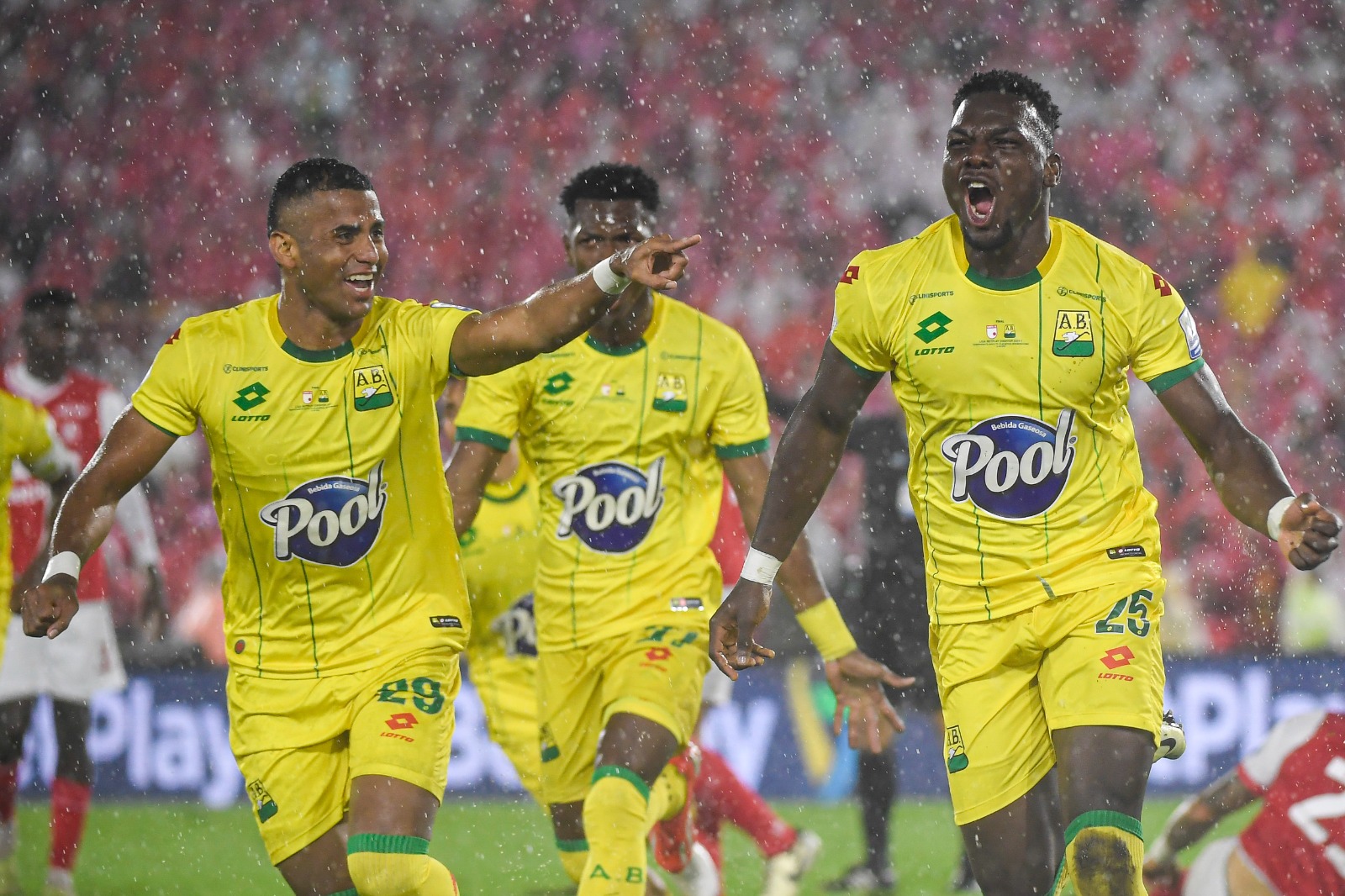 Carlos Henao (izq.) celebra junto a Daniel Mosquera el segundo gol de Bucaramanga en la final de la Liga BetPlay entre Santa Fe y Bucaramanga.