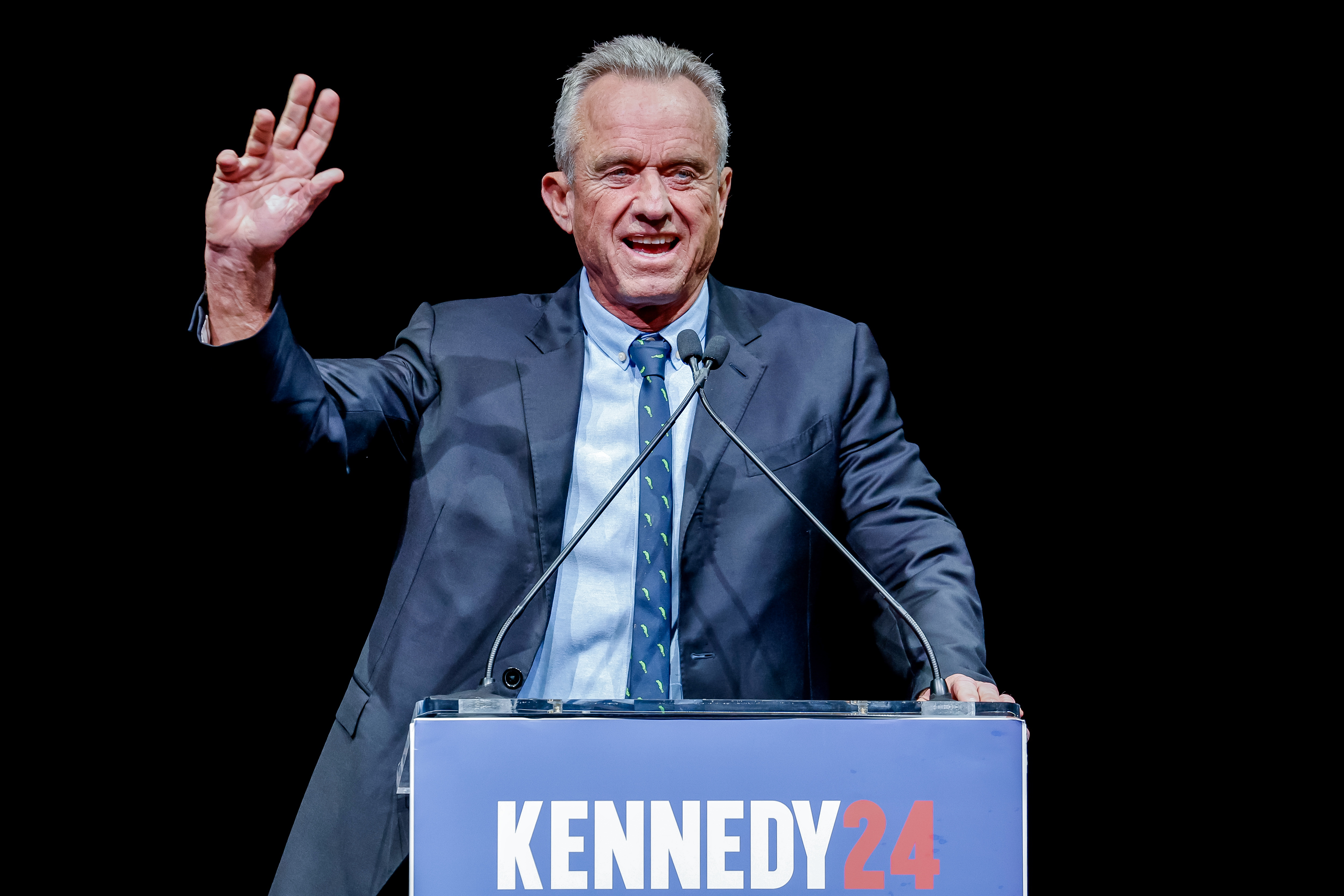 Robert Kennedy Jr. suspendió su campaña a la presidencia y ofreció apoyar a Trump