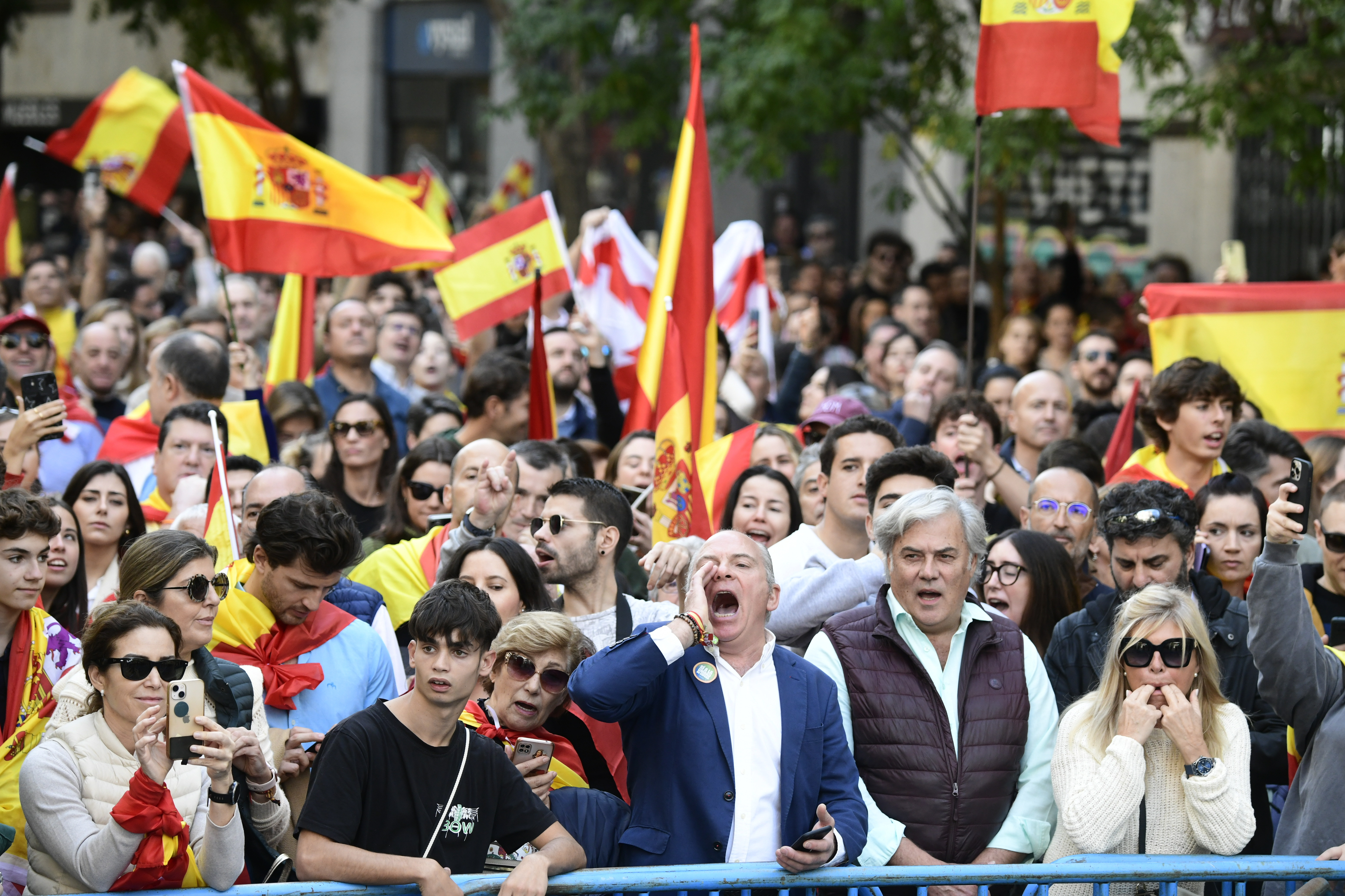 MADRID, 12/11/2023.- Concentración ante la sede del PSOE en la calle Ferraz en Madrid para protestar en contra de la amnistía, este domingo. EFE/ Víctor Lerena