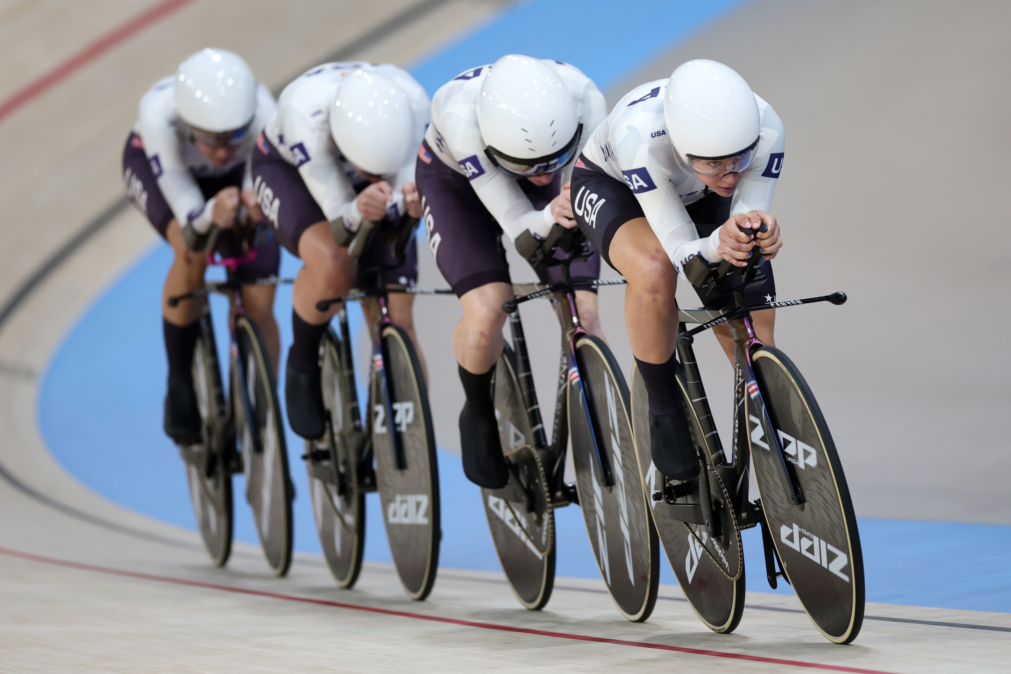 Saint-quentin-en-yvelines (France), 07/08/2024.- Team USA competes in the Women's Team Pursuit Gold medal race of the Track Cycling competitions in the Paris 2024 Olympic Games, at Saint-Quentin-en-Yvelines Velodrome in Saint-Quentin-en-Yvelines, France, 07 August 2024. (Ciclismo, Francia, Roma) EFE/EPA/MARTIN DIVISEK