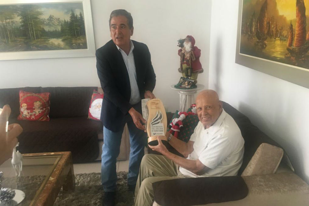 Jorge Luis Pinto le entregó a Gabriel Ochoa el premio Homenaje al Fútbol de El Espectador