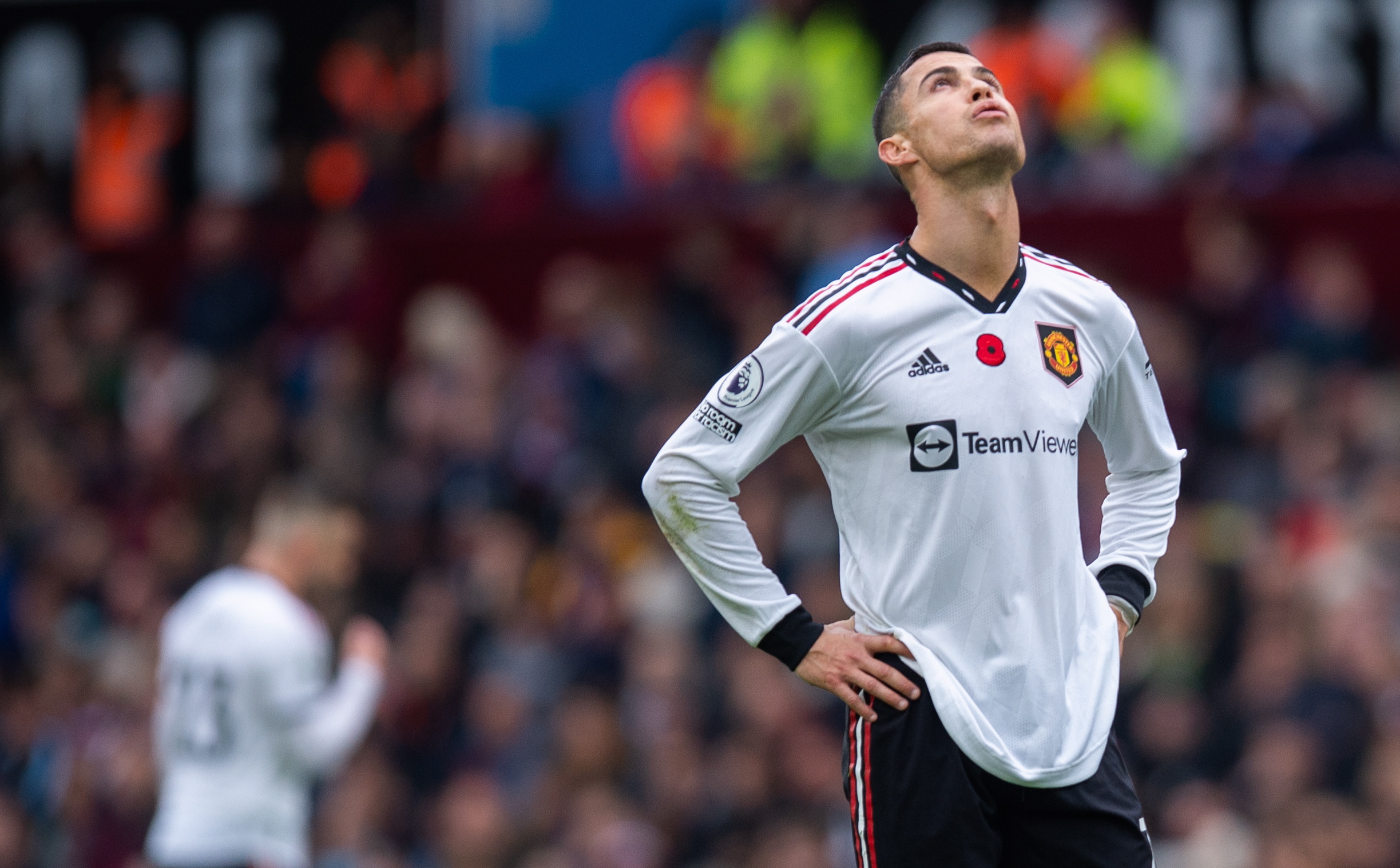 Manchester United cayó 3-1 en el debut de Unai Emery con Aston Villa