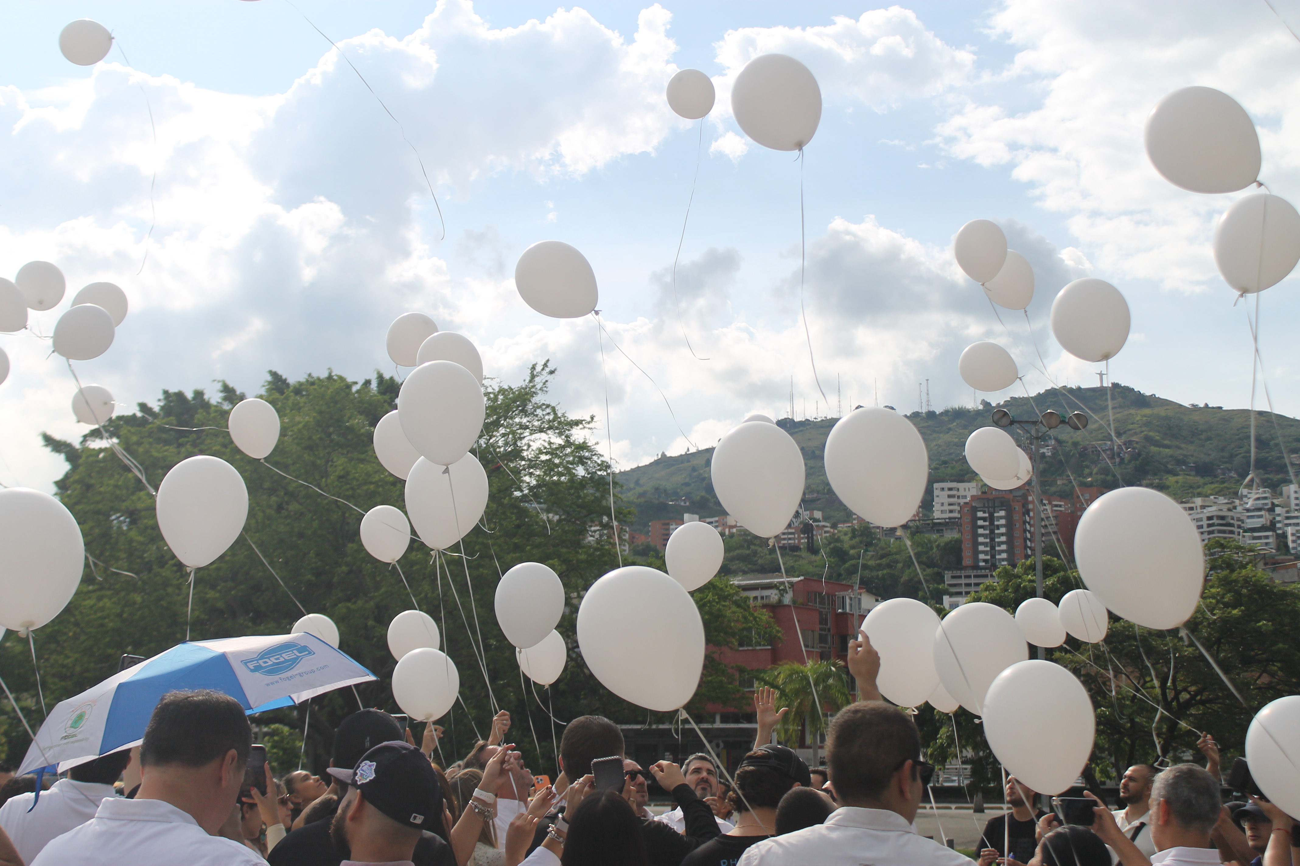 Los asistentes elevaron los globos blancos al cielo como parte del acto simbólico en memoria de la joven María José Ardila.