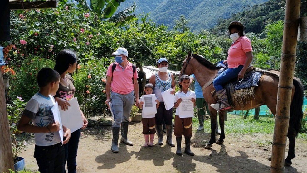 Los guardaparques que ayudan a niños rurales sin internet a seguir estudiando