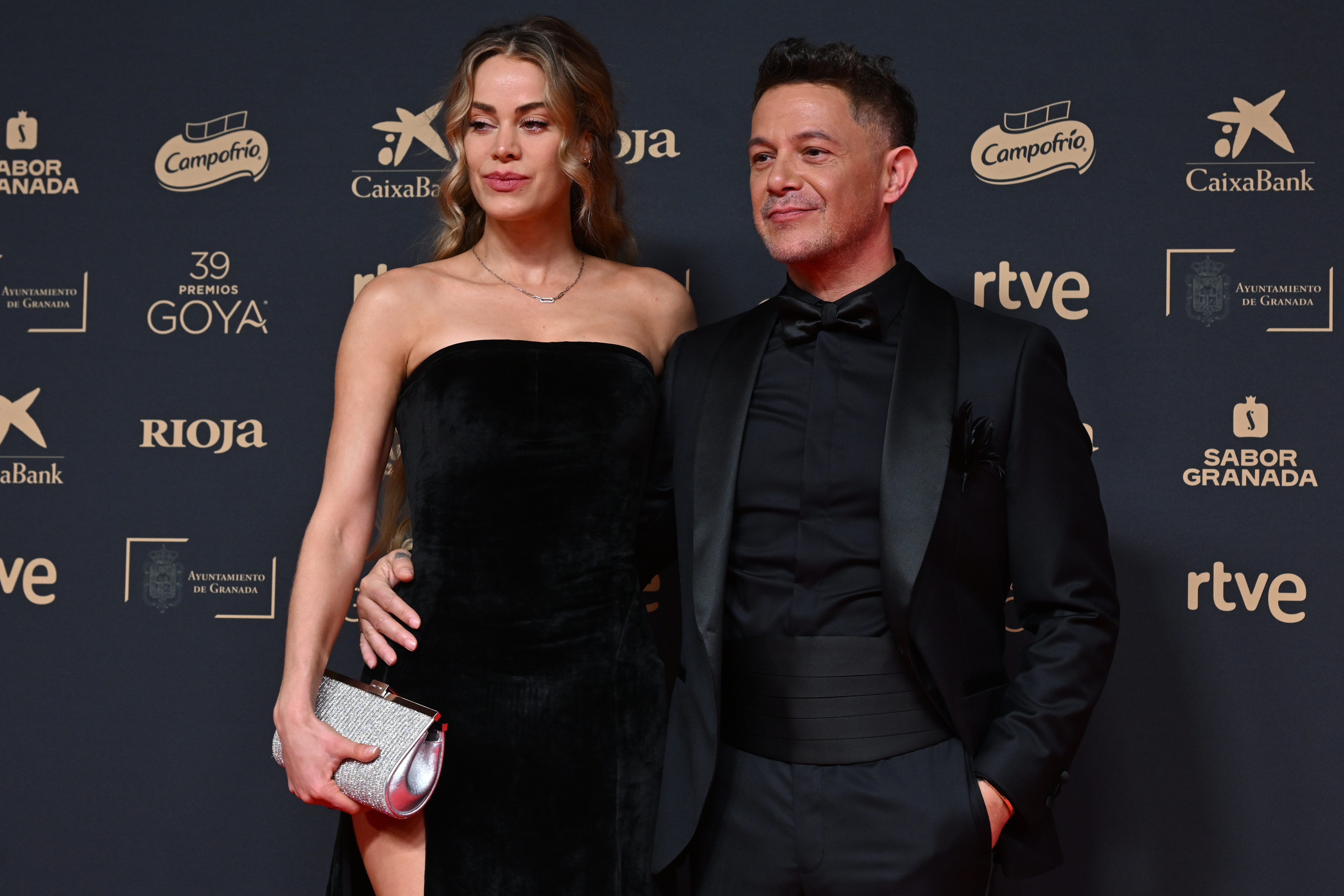 ¿Alejandro Sanz y su novia terminaron ? Ella deja de seguirlo y a Shakira también