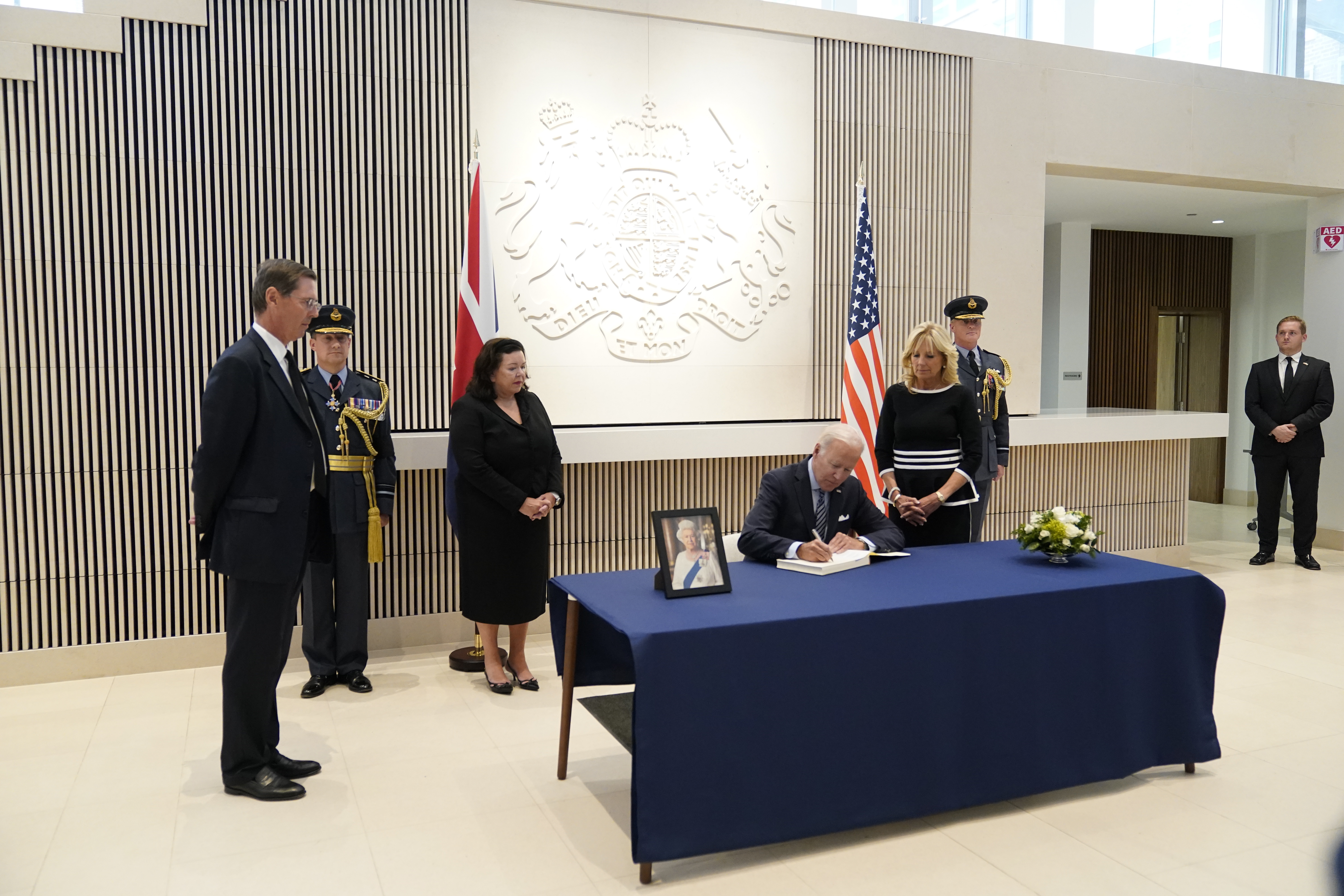 Joe Biden rinde homenaje a Isabel II en la embajada británica
