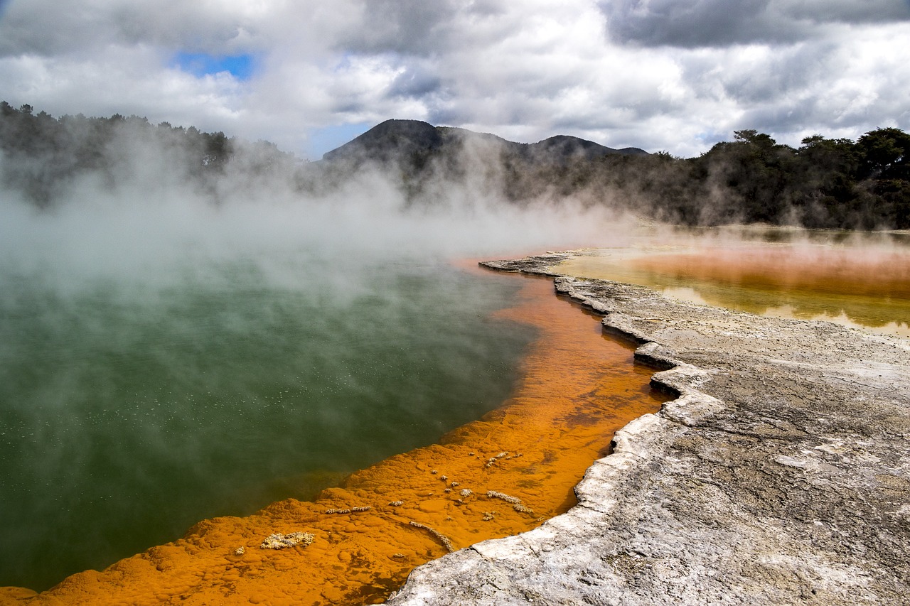 Rotorua es una ciudad ubicada en la región de Bay of Plenty en Nueva Zelanda, en la Isla Norte del país. Es conocida por su actividad geotérmica activa