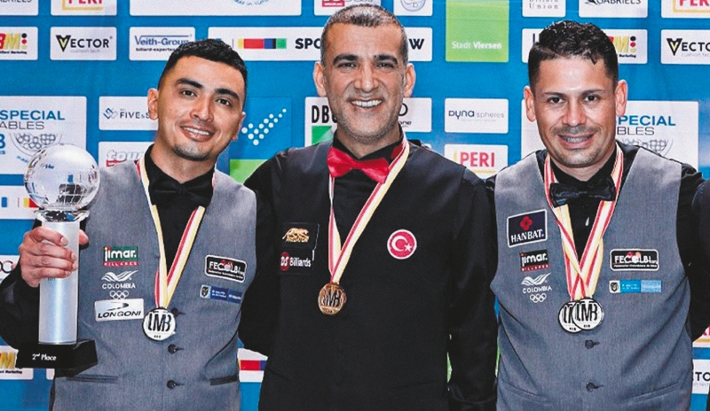 El caldense Huberney Cataño (izq.), el turco Tayfun Tasdemir (medalla de oro) y el bogotano Pedro González, los mejores del Mundial de Billar a Tres Bandas por equipos en 2022. / Cortesía Fecolbi