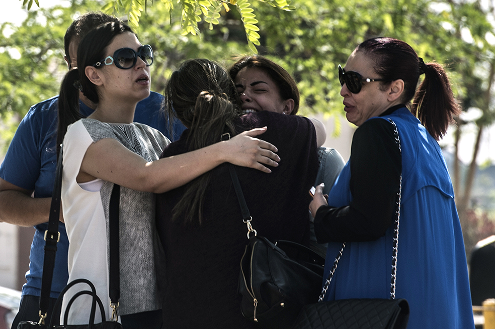 Luto y tristeza de familiares tras tragedia aérea de EgyptAir