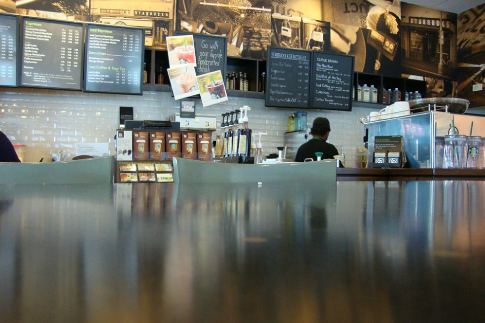Starbucks enfrenta polémica por discriminación racial