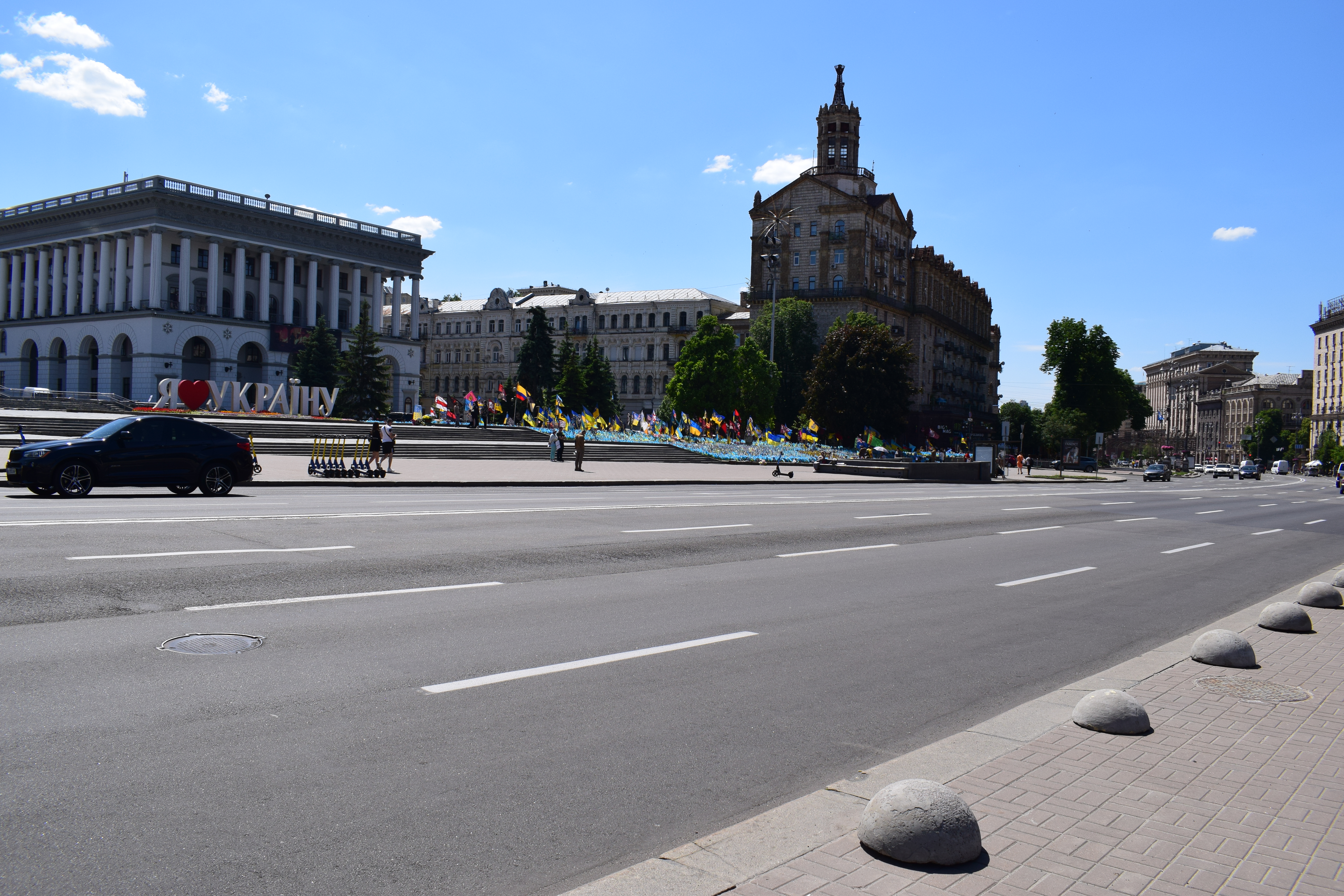 Vista general de la Plaza de la Independencia de Kiev, donde a lo lejos se ve una bandera de Colombia.