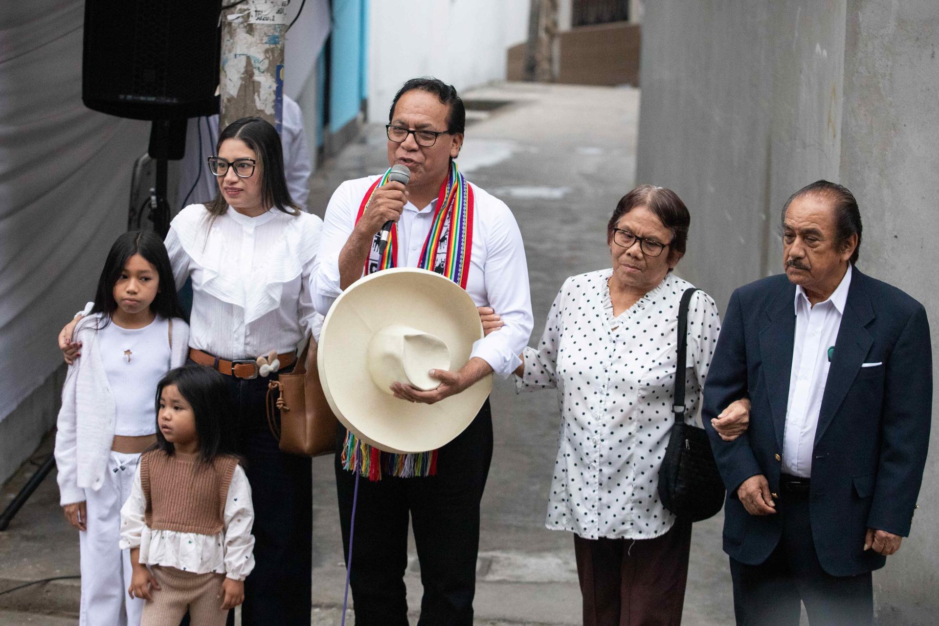 LIMA, 07/06/2026.- El candidato a la presidencia del Perú por el partido Juntos por el Perú, Roberto Sánchez, acude a una misa en compañia de su familia en la localidad de Huaral, en Lima (Perú), a pocas horas del inicio de la jornada electoral. EFE/Renato Pajuelo
